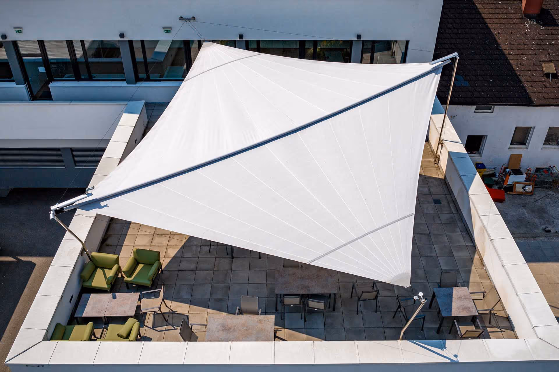 Dachterrasse mit großem SunSquare Dreieck-Segel vor Sonne und Regen geschützt.