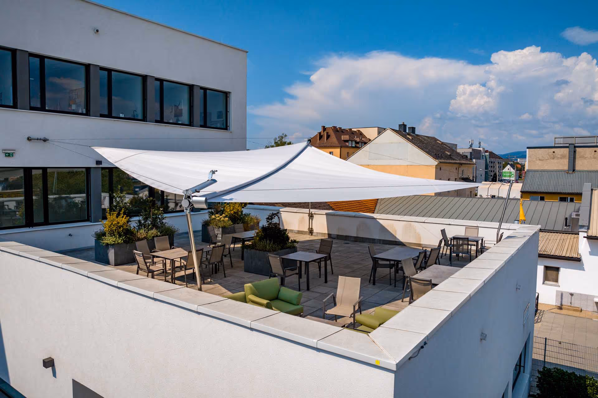 Weitwinkelaufnahme der Dreiecksegel-Anlage – großzügige Schattenfläche für entspannte Aufenthalte.