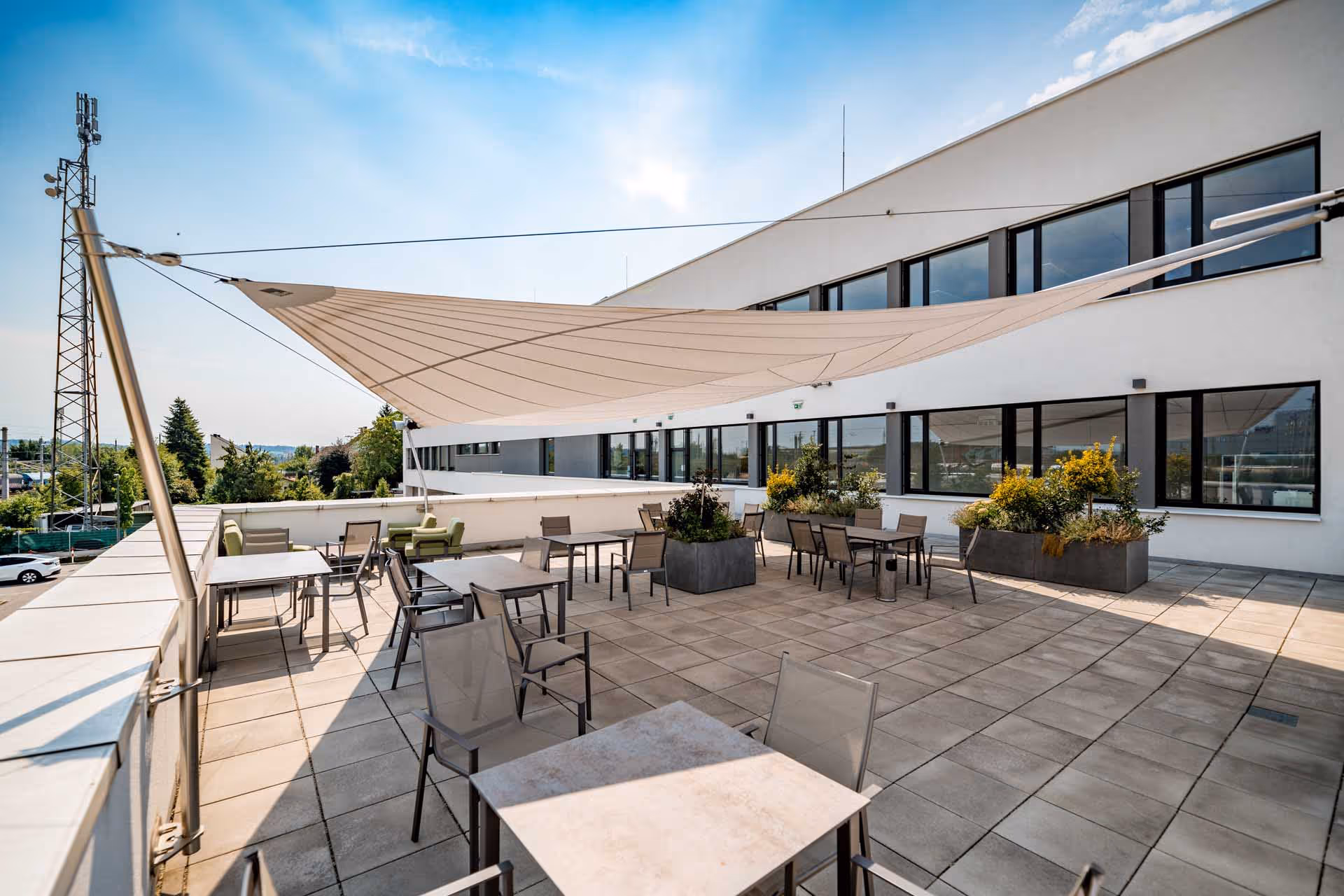 Architektonisch abgestimmte SunSquare-Anlagen – funktionale Beschattungslösung für öffentliche Außenbereiche.