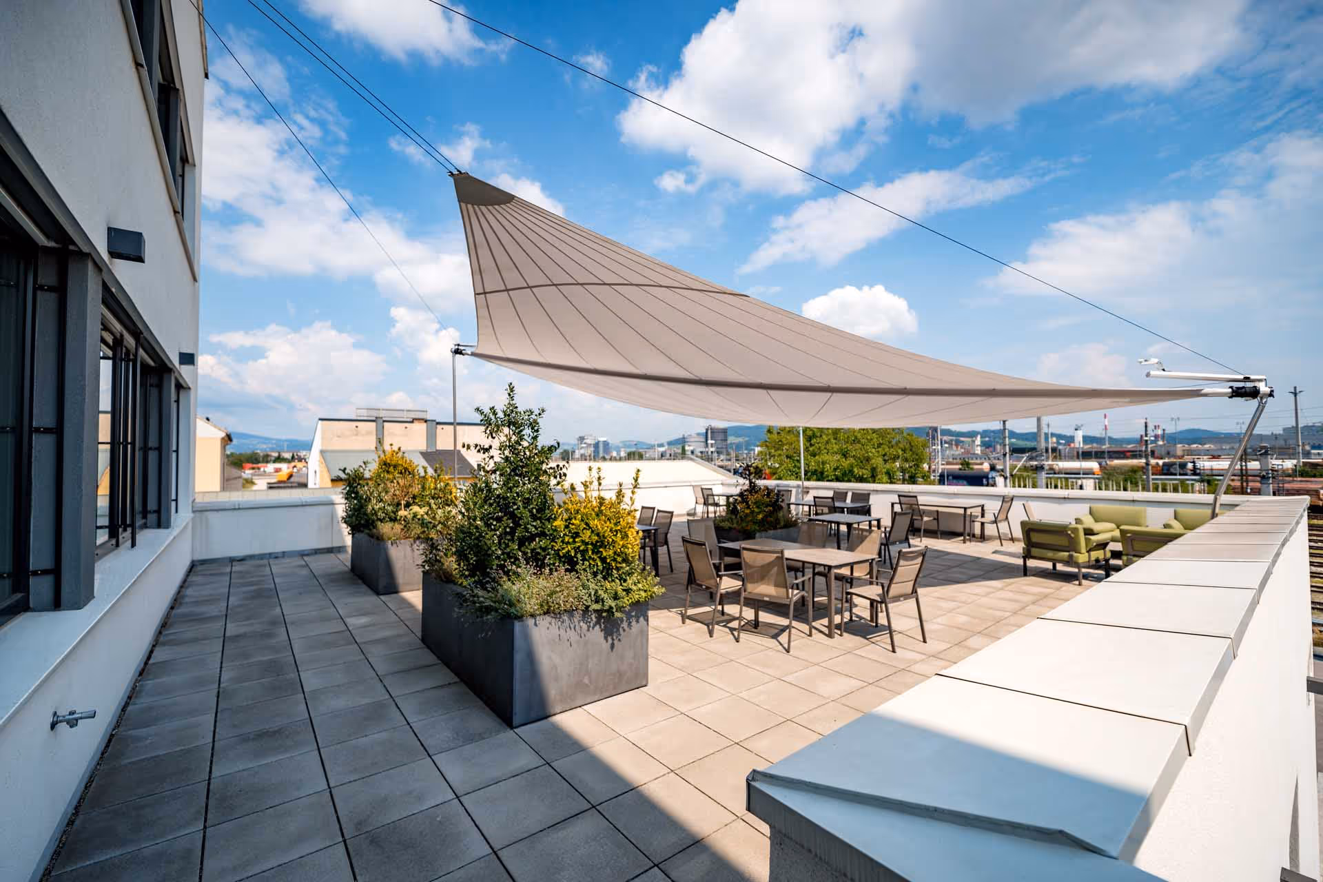 Dreiecksegel über einer offenen Fläche – flexibler Sonnenschutz für unterschiedliche Nutzungsszenarien.