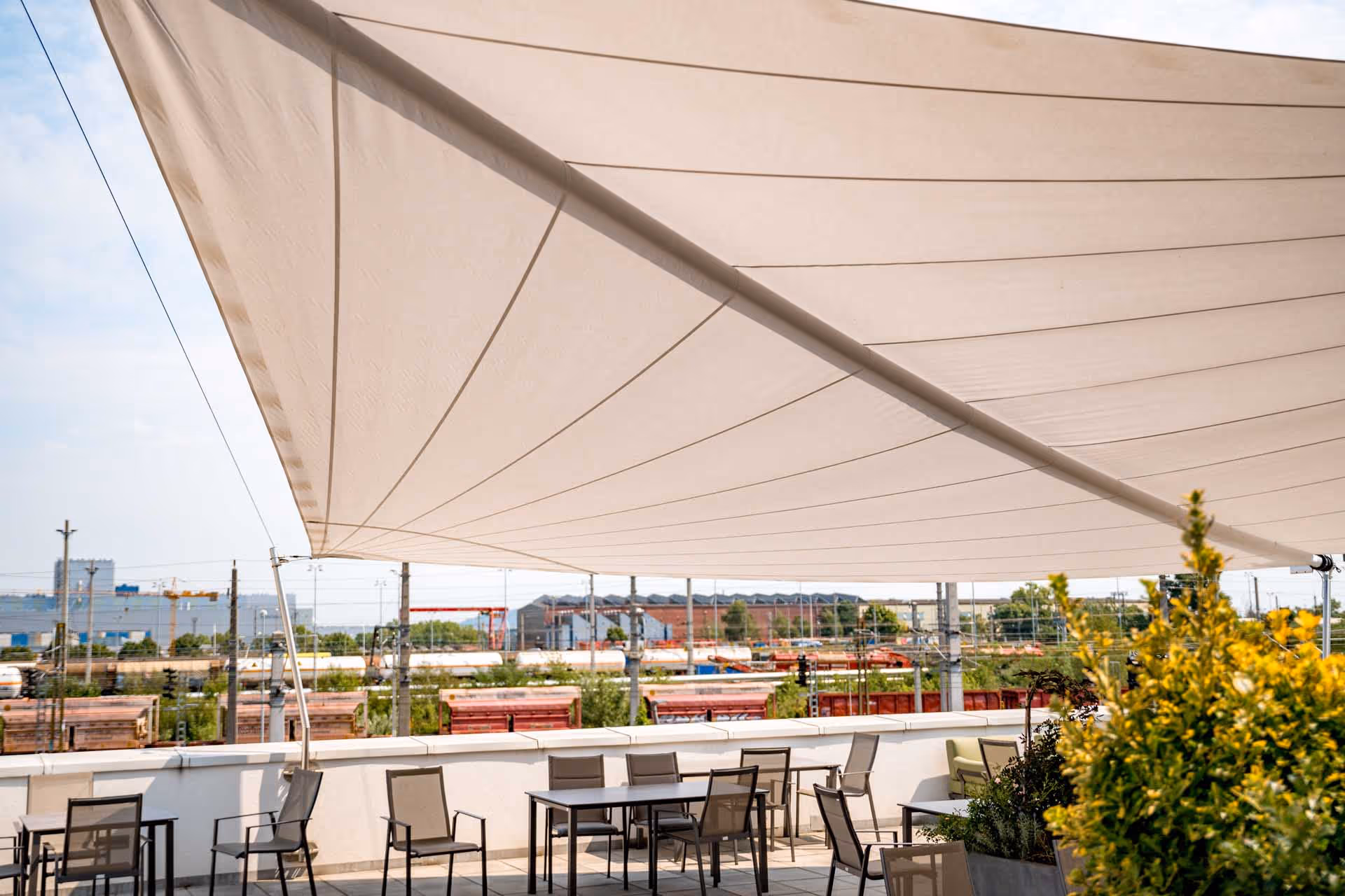 Dreiecksegel mit 76 m² Fläche aus Soltis-Gewebe – elegante Beschattungslösung für weitläufige Terrassen.