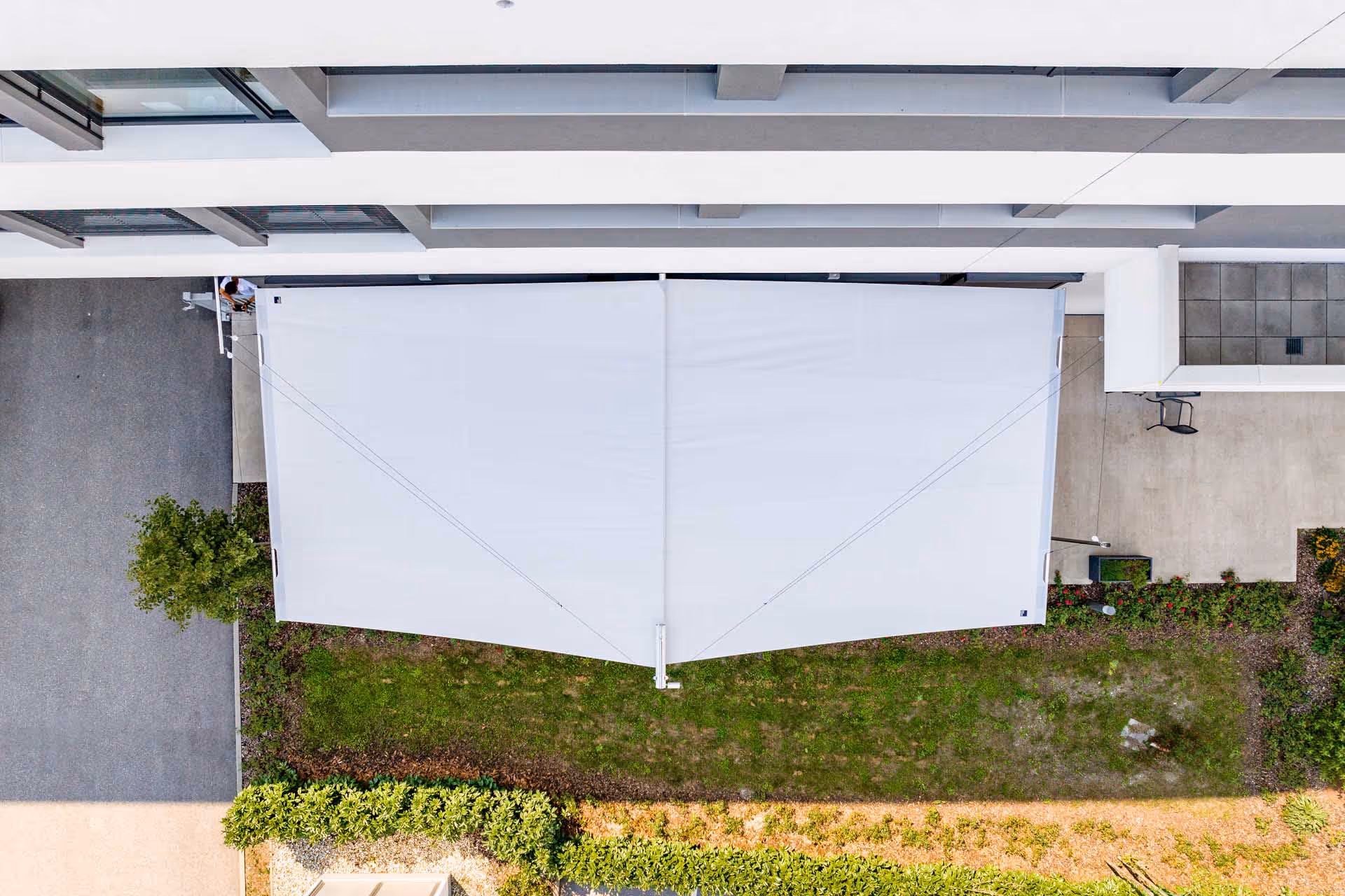 Luftaufnahme - Draufsicht auf die Rechteck-Anlage.