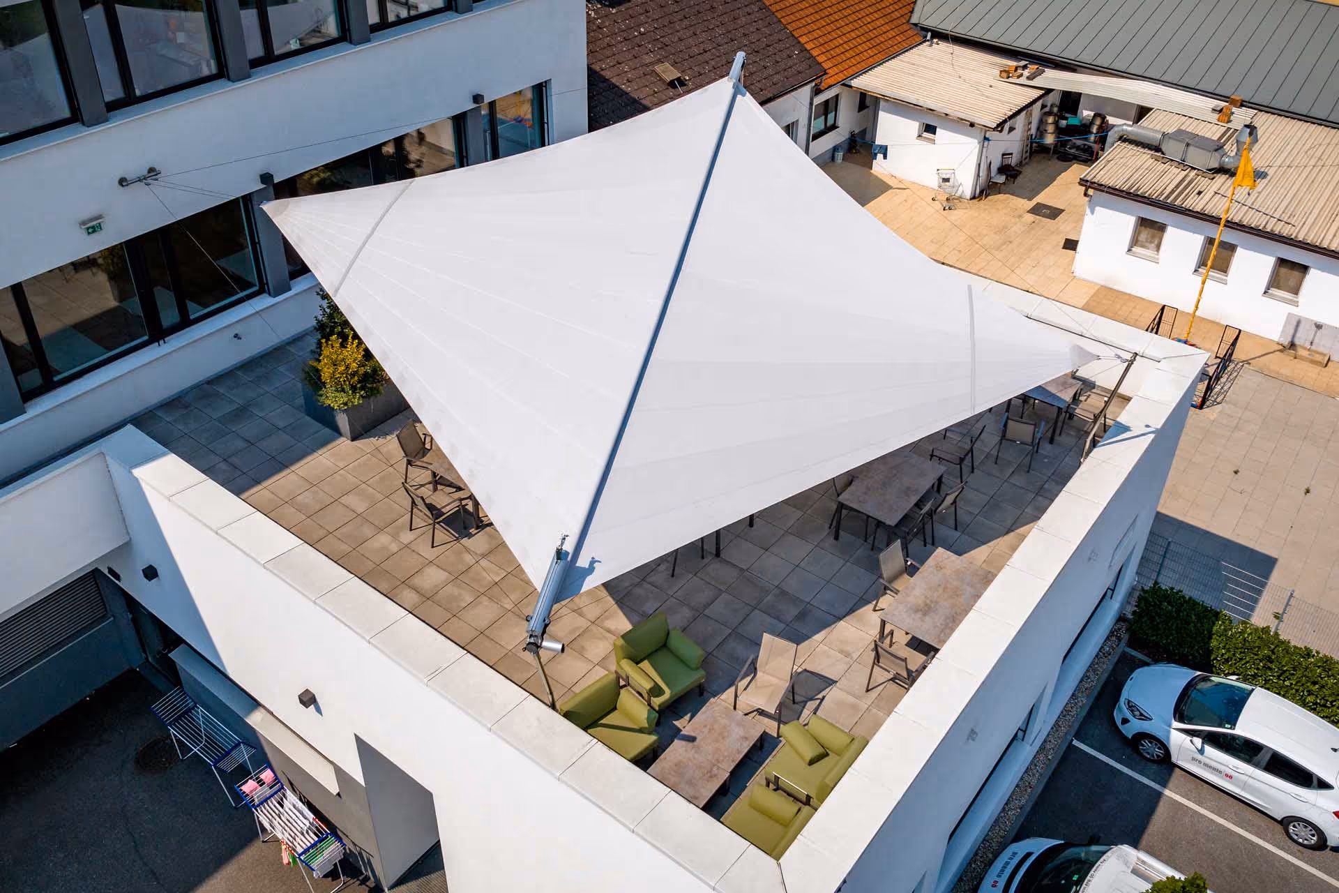 Blick auf die textile Beschattung aus der Vogelperspektive – klare Geometrie und funktionales Design.