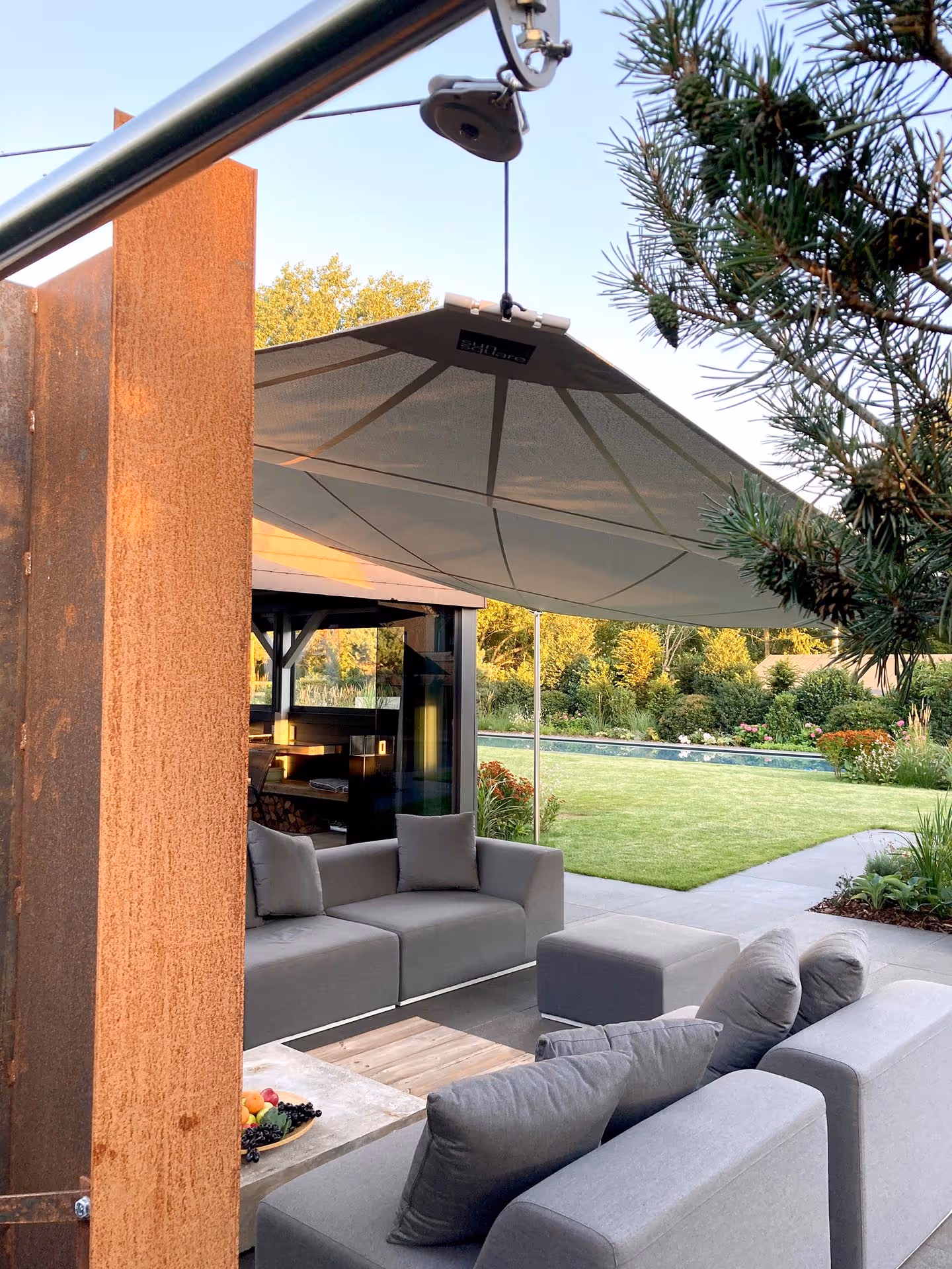 Wetterfestes Sonnensegel mit weißem Soltis W96 Gewebe – Regenschutz und Schatten für den Außenbereich