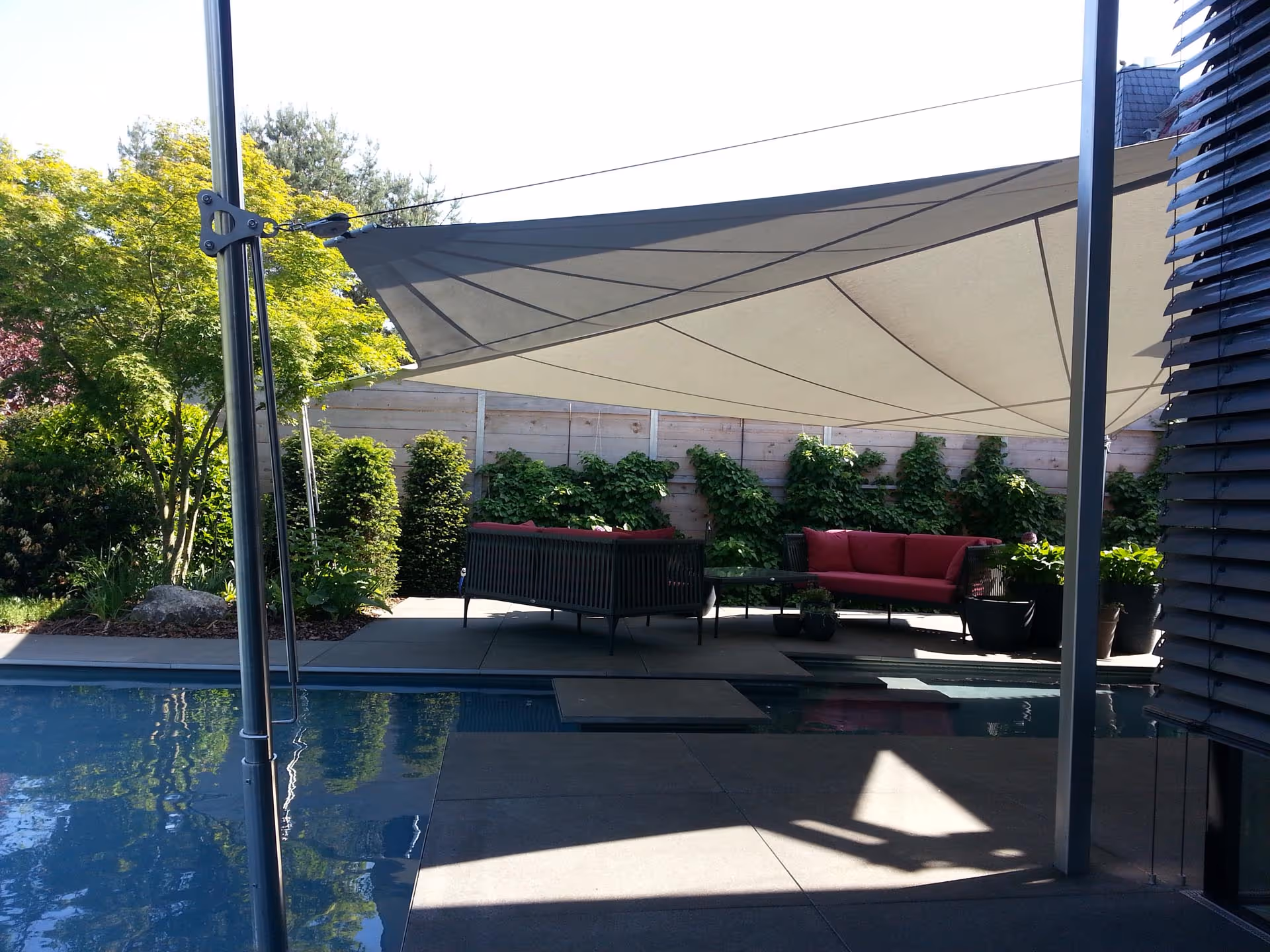 Man sieht den manuellen Höhenversteller - mit dem man das Segelende nach unten versetzen kann.