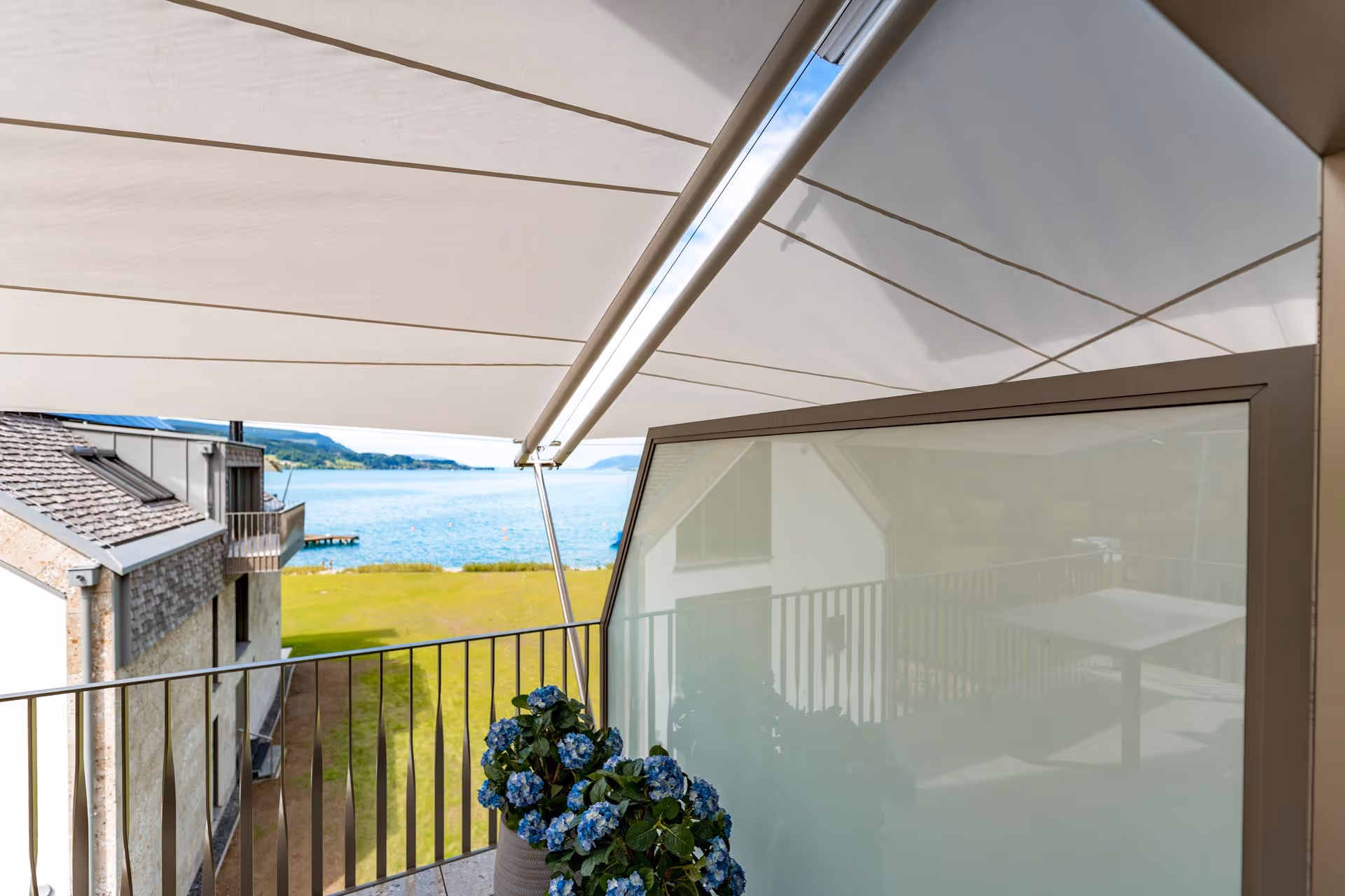 Hier sieht man den Außenbereich der von zwei unabhängig voneinander steuerbaren Rechtecksegeln beschattet wird.