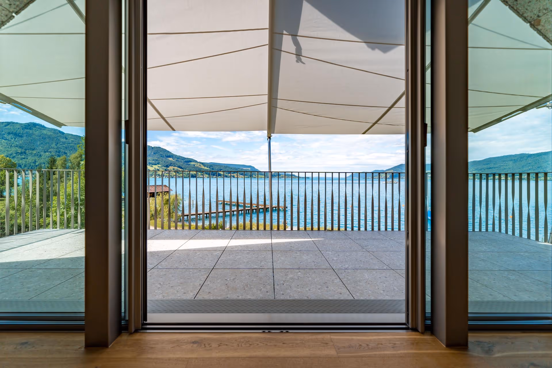 Ein Blick vom Innenraum auf den Außenbereich, der von SunSquare vor Sonne und Wetter geschützt wird.