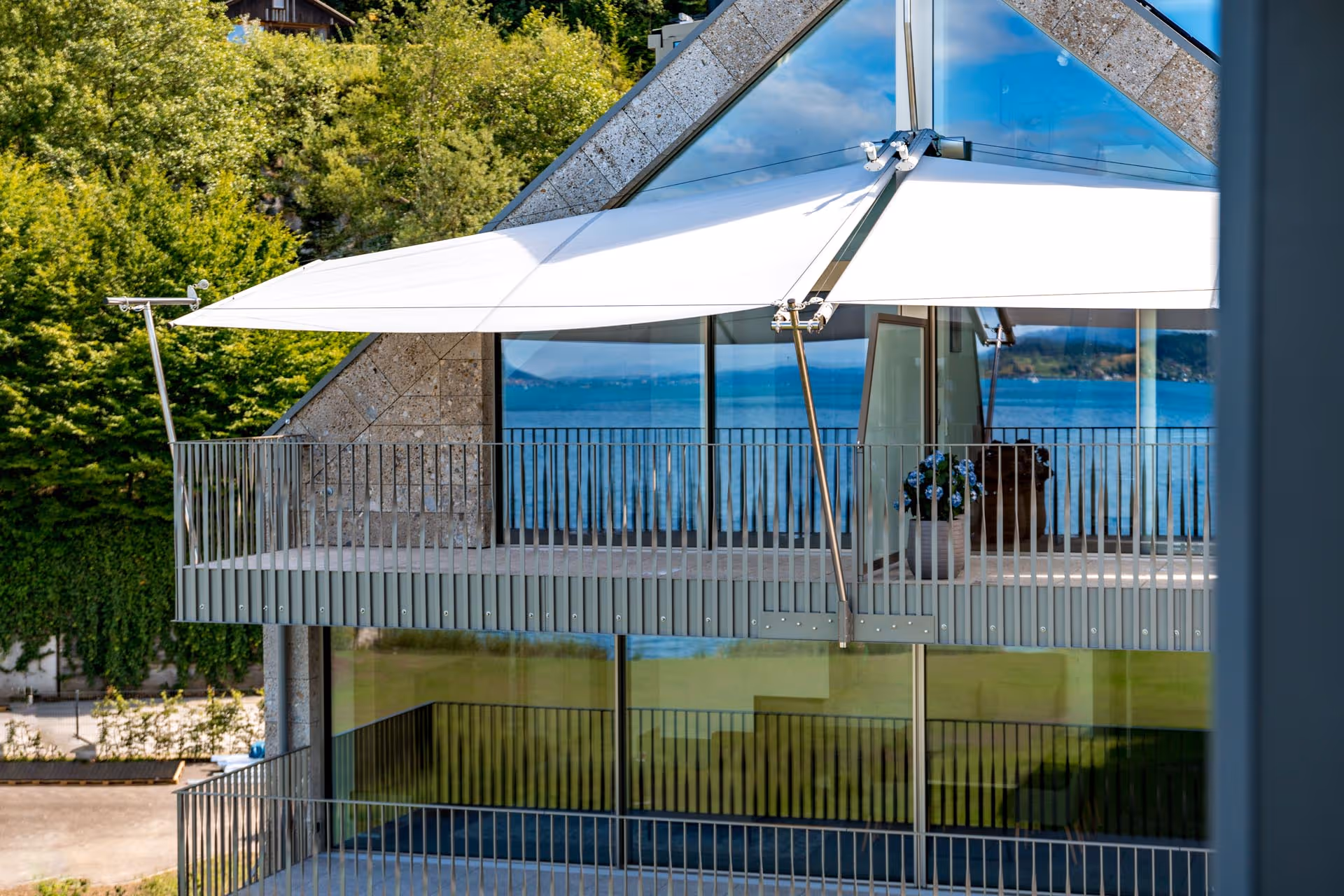 Eine Aufnahme aus der Luft zeigt die Anlage mit zwei Tuchwellen, die Segel sind unabhängig voneinader steuerbar.