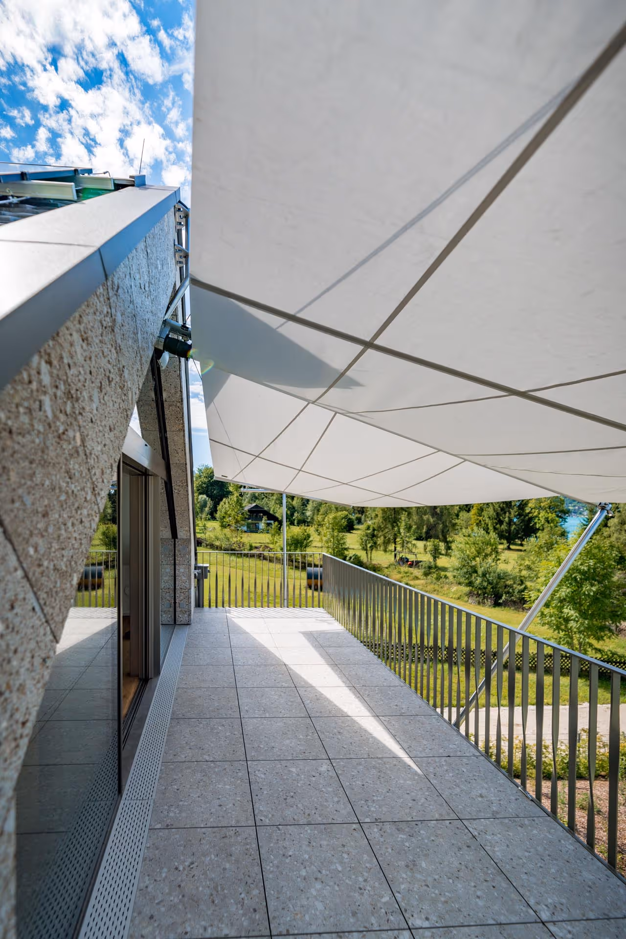 Aufnahme von unten - das ZickZack Segel ist gut zu erkennen.