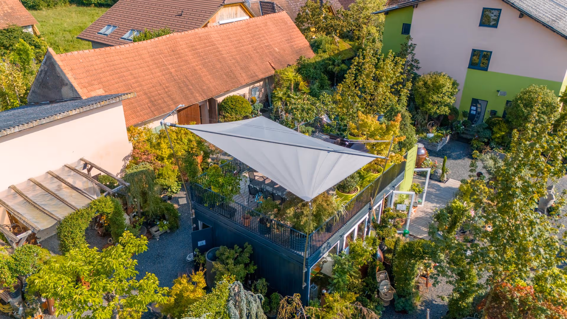 Bei Gartengestalter Peter Müller ist ab sofort eine Beratung im Freien auch bei Hitze und Regen möglich - dank SunSquare Sonnensegel.