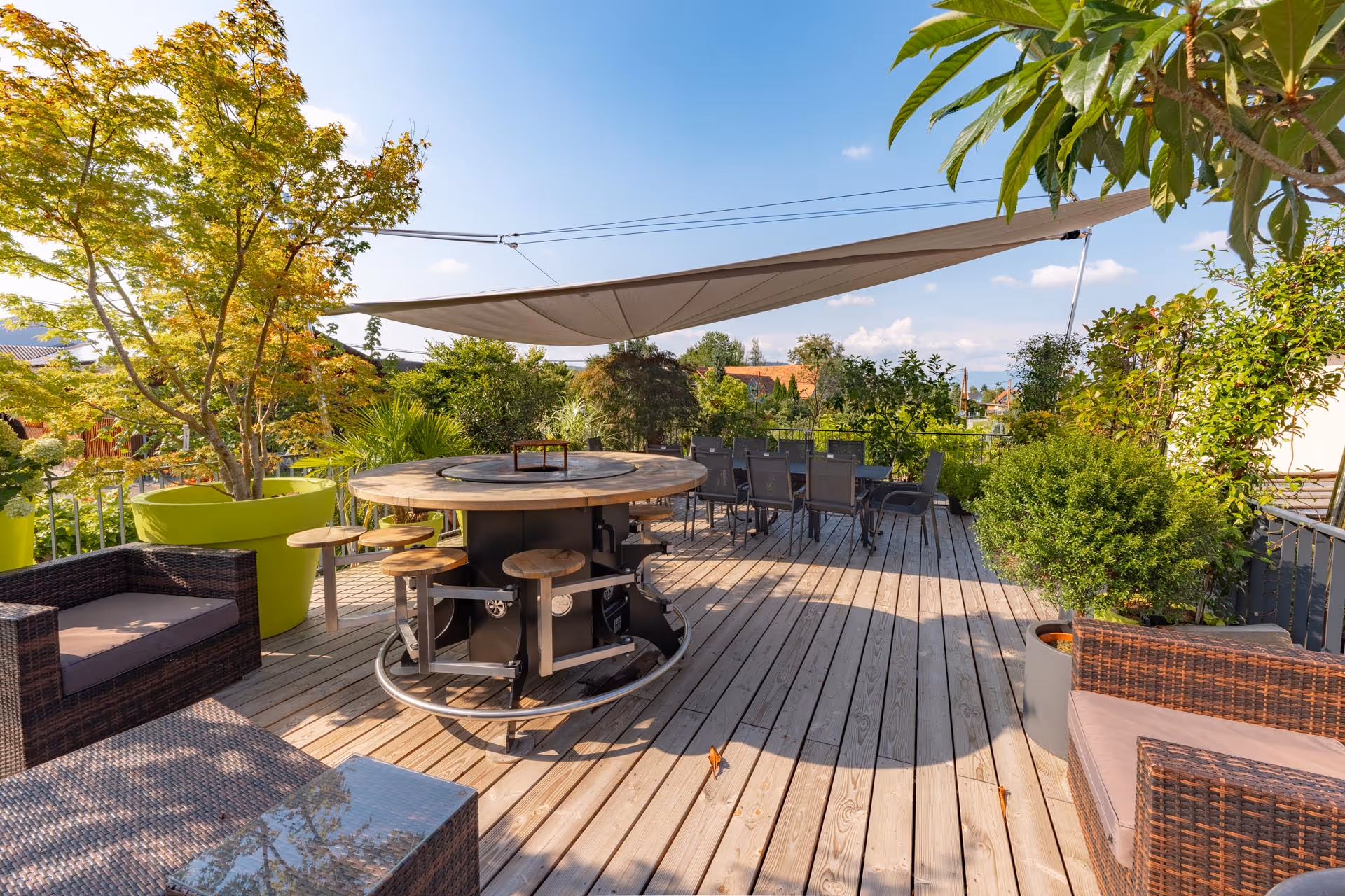 Bei Gartengestalter Peter Müller ist ab sofort eine Beratung im Freien auch bei Hitze und Regen möglich - dank SunSquare Sonnensegel von Konrad Sonnensegel GmbH.