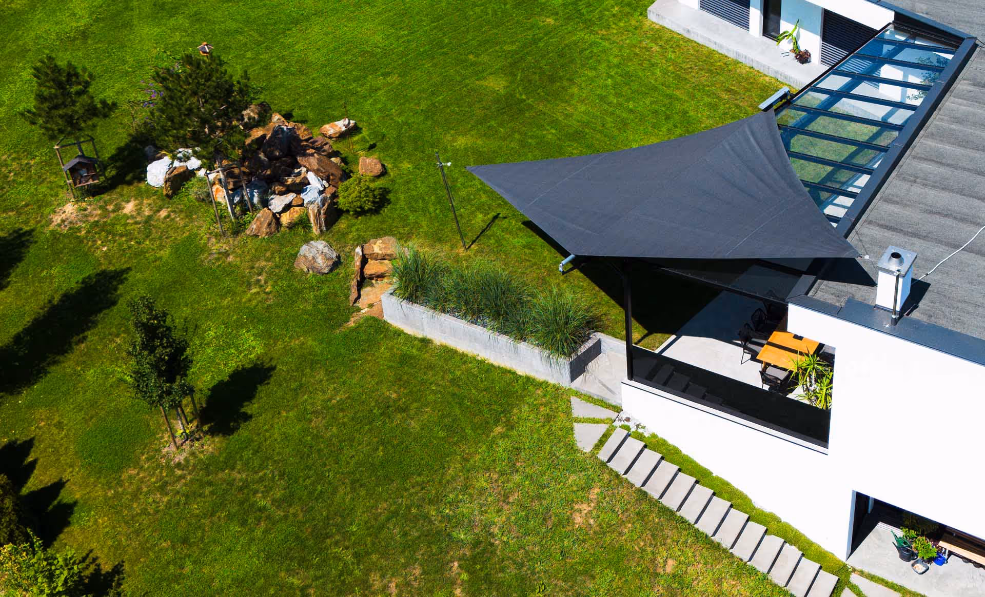 Man könnte meinen das SunSquare Segel schwebt.