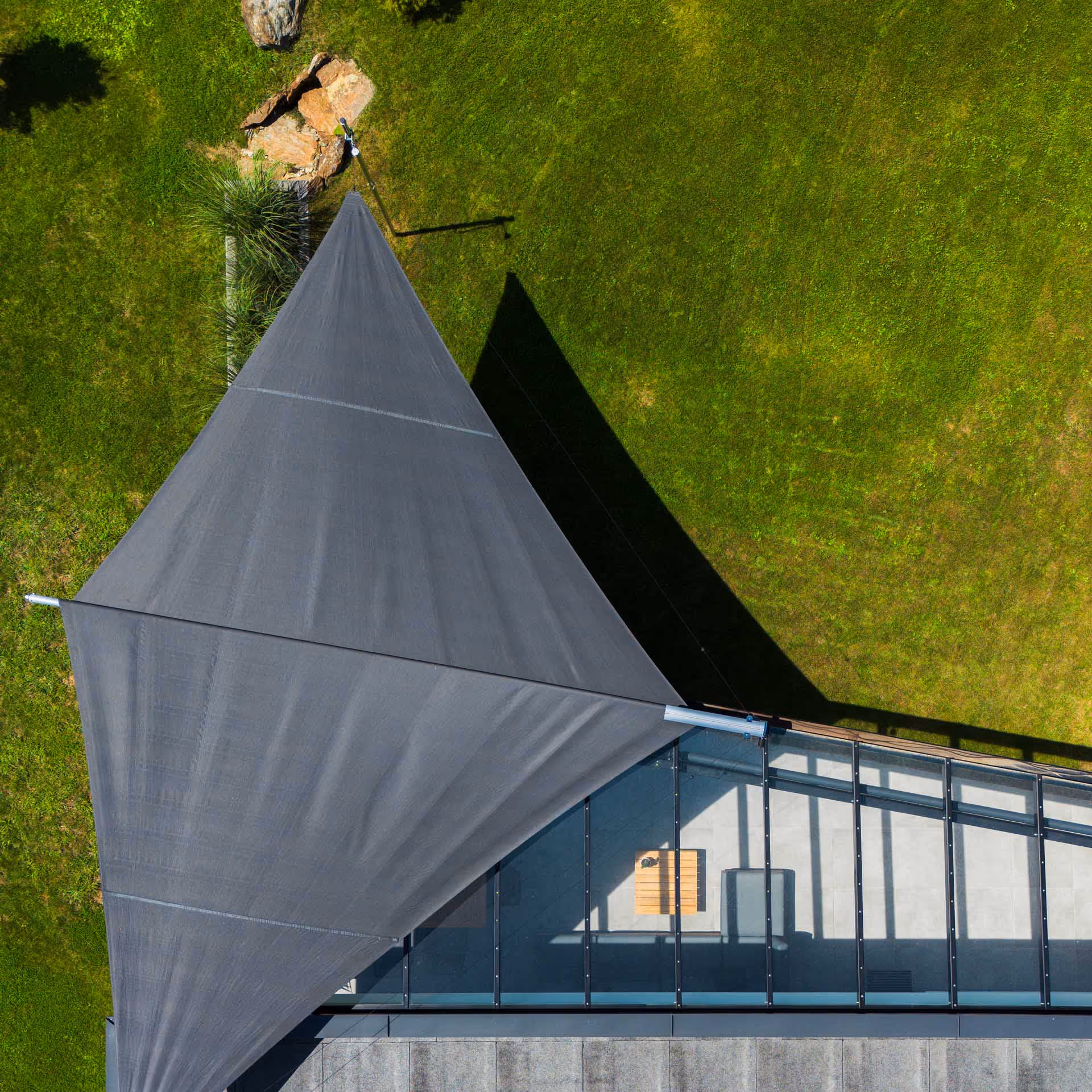 Ein Segeltuch in dunklem Anthrazit - Sonnen- und Regenschutz von Sattler Sun Tex.