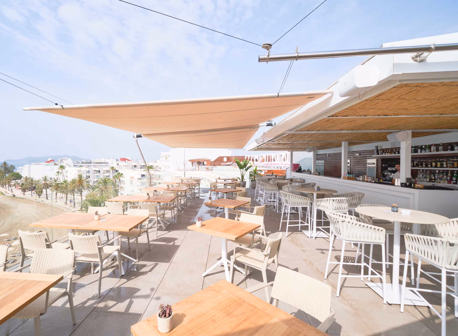 Eine großzügige Sonnenschutzlösung mit einem beidseitigen Rechtecksegel von insgesamt 56 m² Fläche von SunSquare.