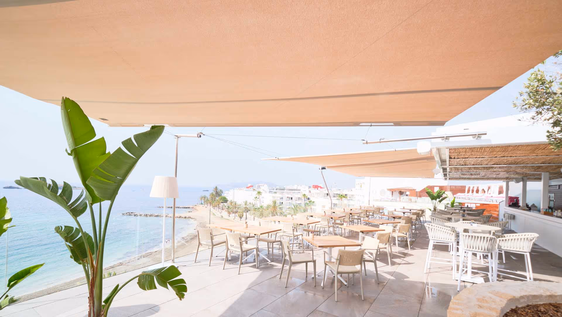 Soltis 92 biete sich als das perfekte Gewebe für warme Regionen an - ein reiner Sonnenschutz. Gastronomieterrasse gut geschützt.