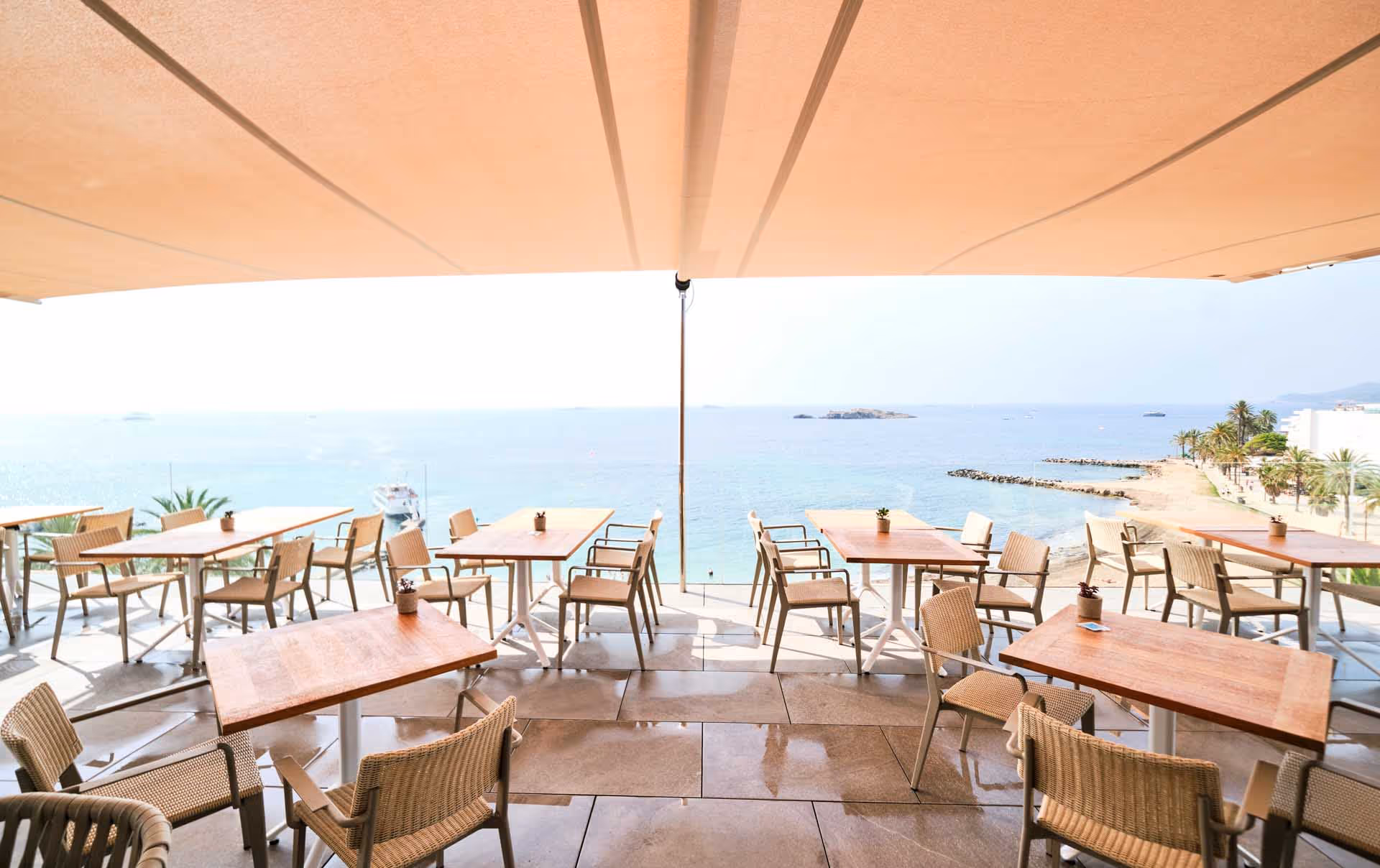 Eine großzügige Sonnenschutzlösung mit einem beidseitigen Rechtecksegel von insgesamt 56 m² Fläche - die Welle mittig.