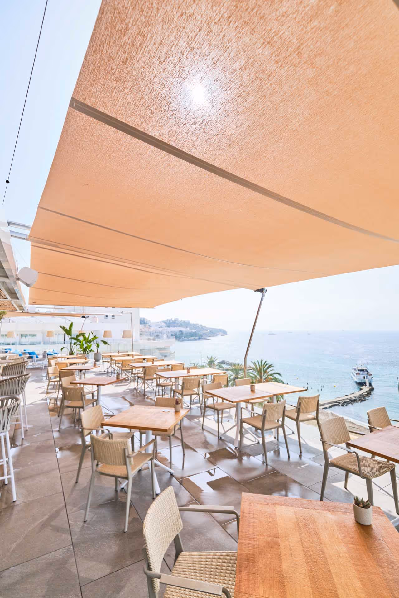 Perfekter Sonnenschutz auf dieser schönen Terrasse mit atemberaubenden Blick. SunSquare Sonnensegel in Spanien.