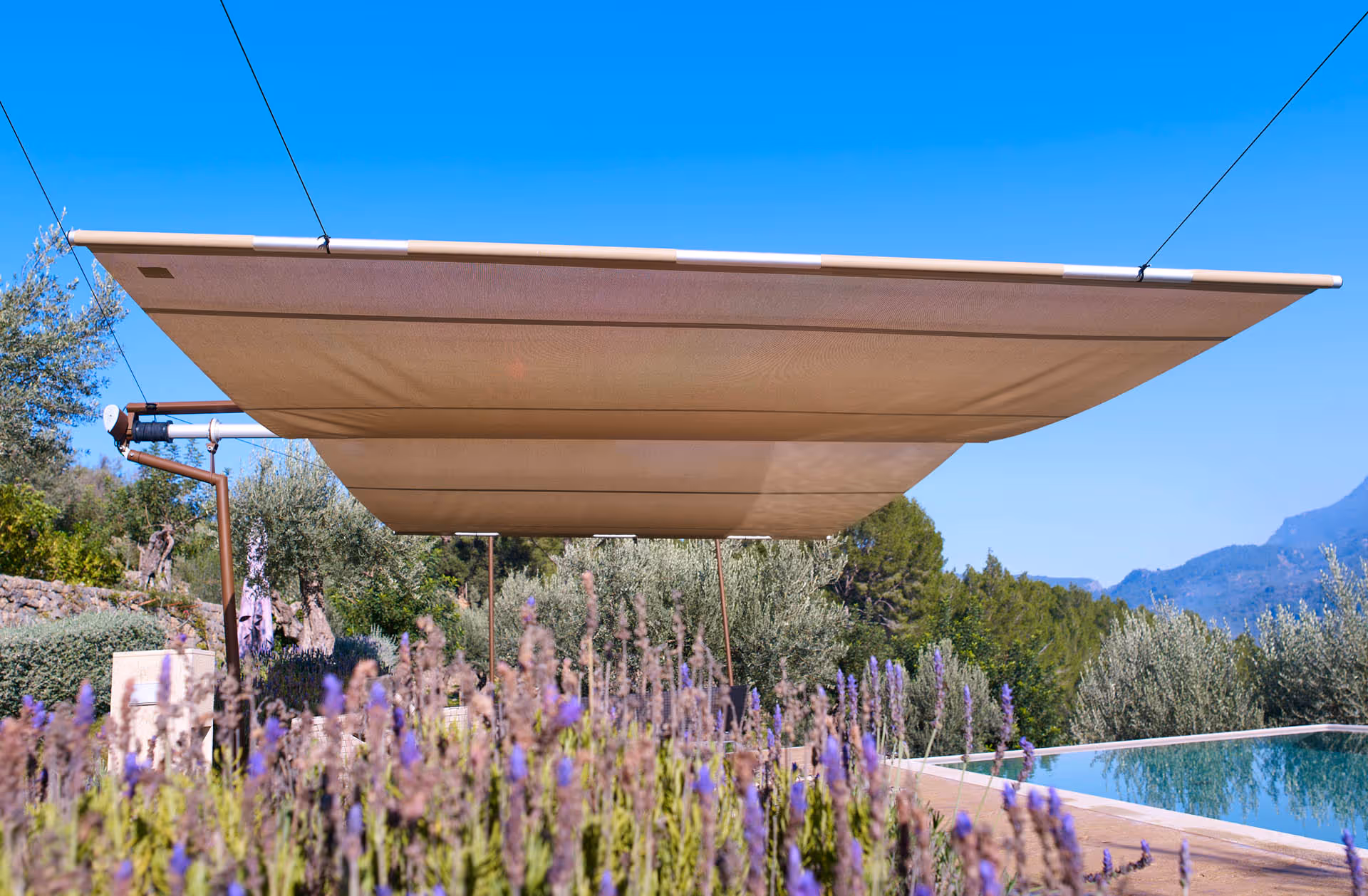 Mit viel Gespür für Ästhetik geplant von Incompar Balear. SunSquare AX-Cantilever.