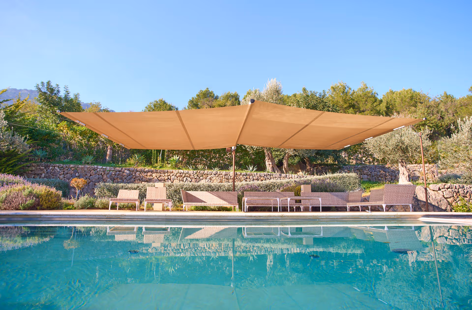 SunSquare AX-Cantilever für einen Poolbereich in Spanien.