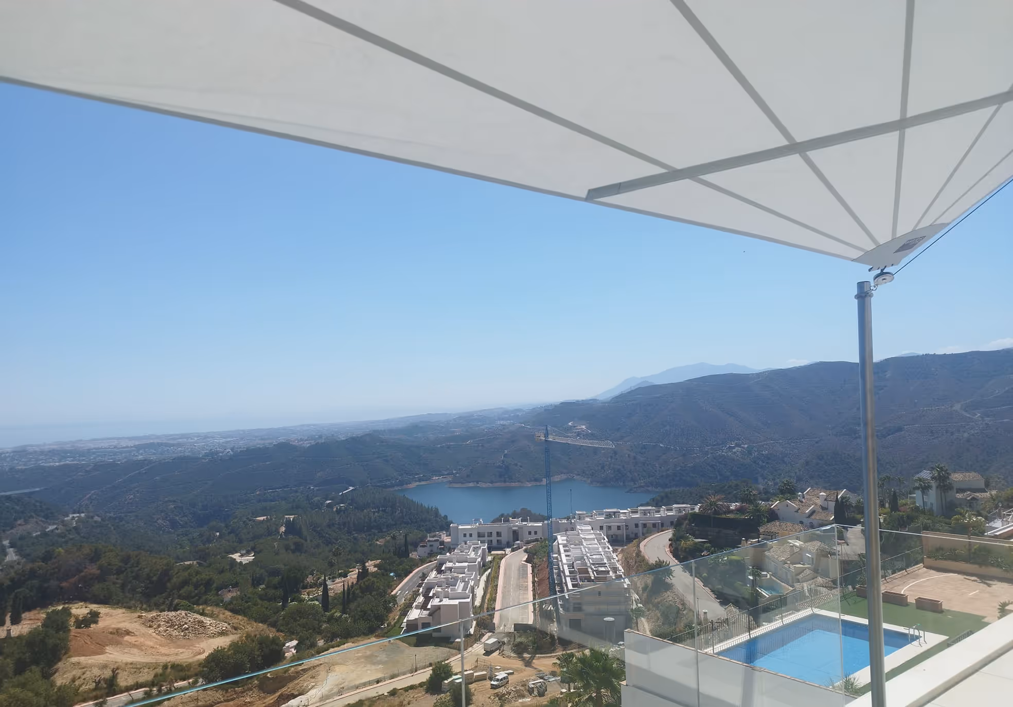 Der weite Blick bis zum Meer in Marbella.