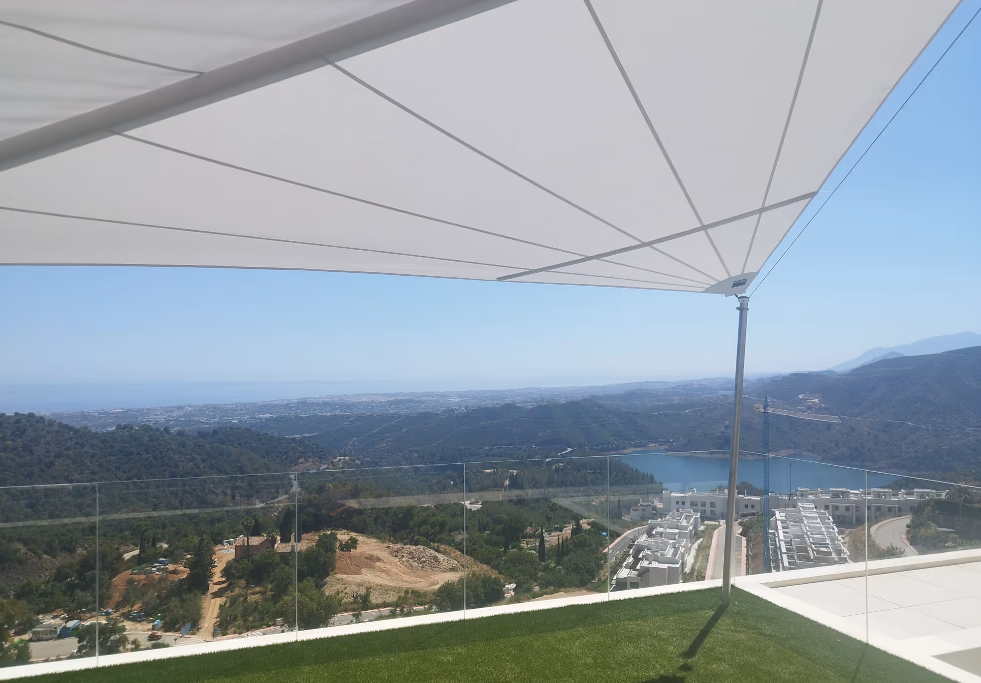Mit Weitblick - diese Terrasse in Marbella ist um ein SunSquare Segel reicher und damit auch besser geschützt.