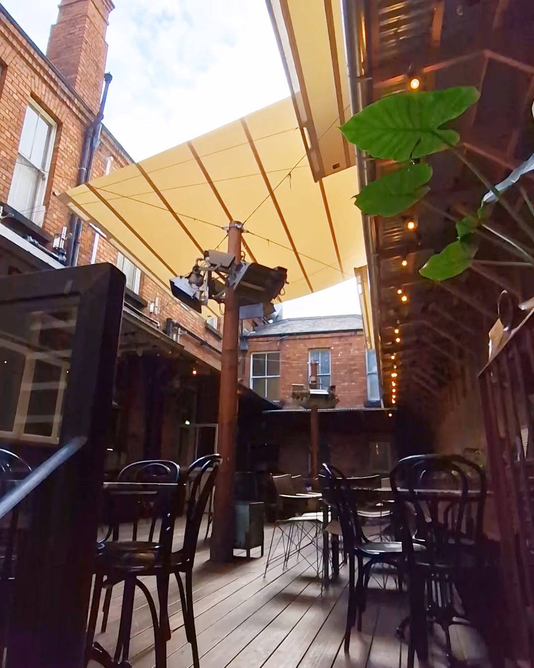 Ein Rechtecksegel ist öffen, eines leicht geöffnet, das dritte geschlossen - unabhängig voneinander steuerbar.