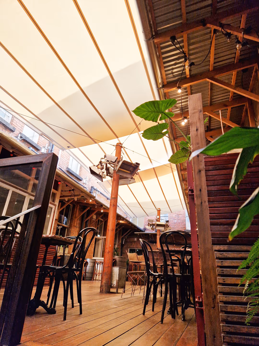 Auf diesem Bild sind alle drei Sonnensegel komplett ausgefahren und schützen den Innenhof der Bar with no Name.