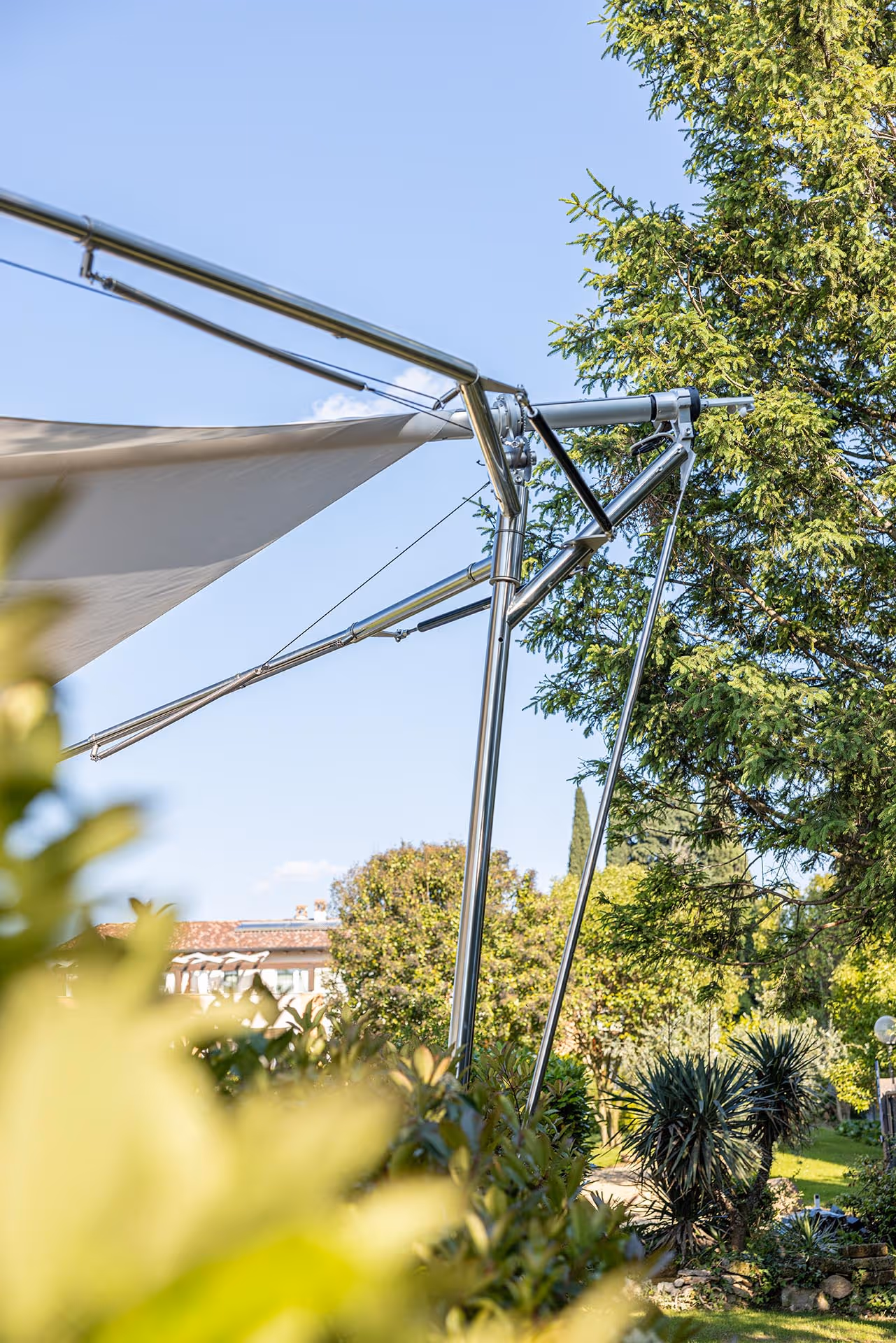 Eleganter SunSquare® Segelschirm mit Metallrahmen und drehbarer Funktion – installiert von Giardinieri del Garda.