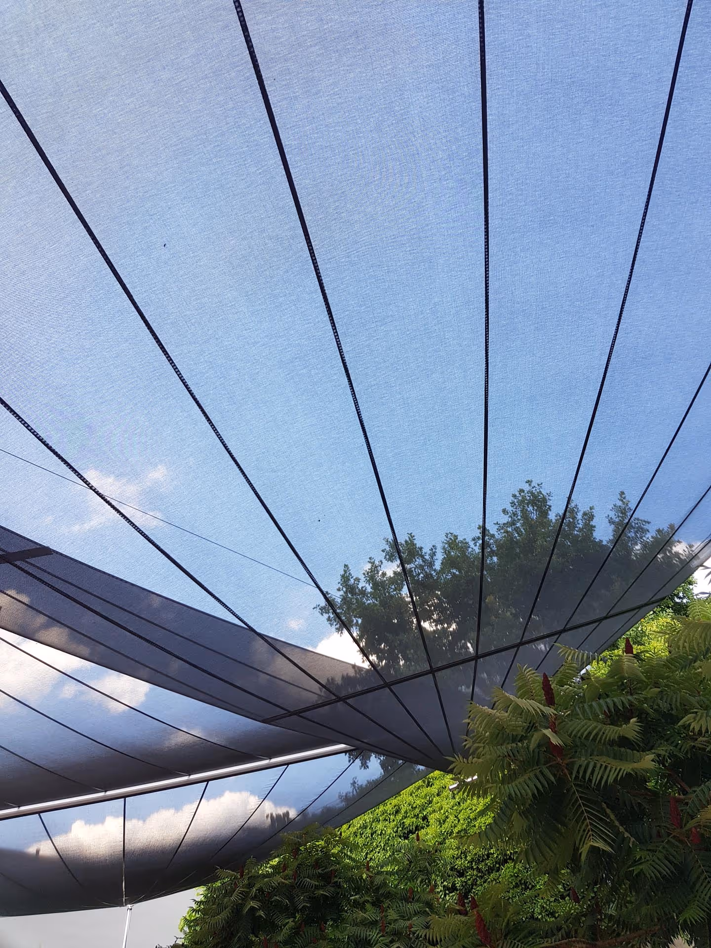 Architektonisch abgestimmte SunSquare-Lösung – funktionale Beschattung für klimawandelgerechte Stadtgestaltung.