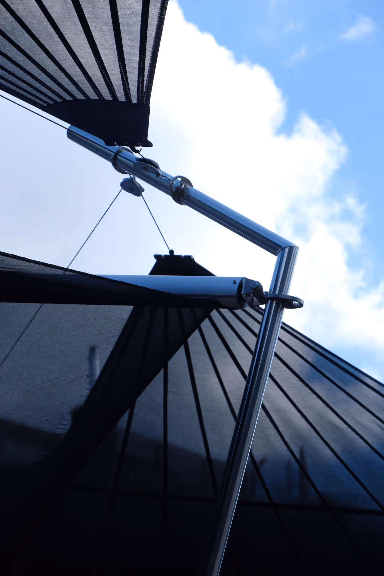 Architektonisch abgestimmte SunSquare-Lösung – funktionale Beschattung für klimawandelgerechte Stadtgestaltung.