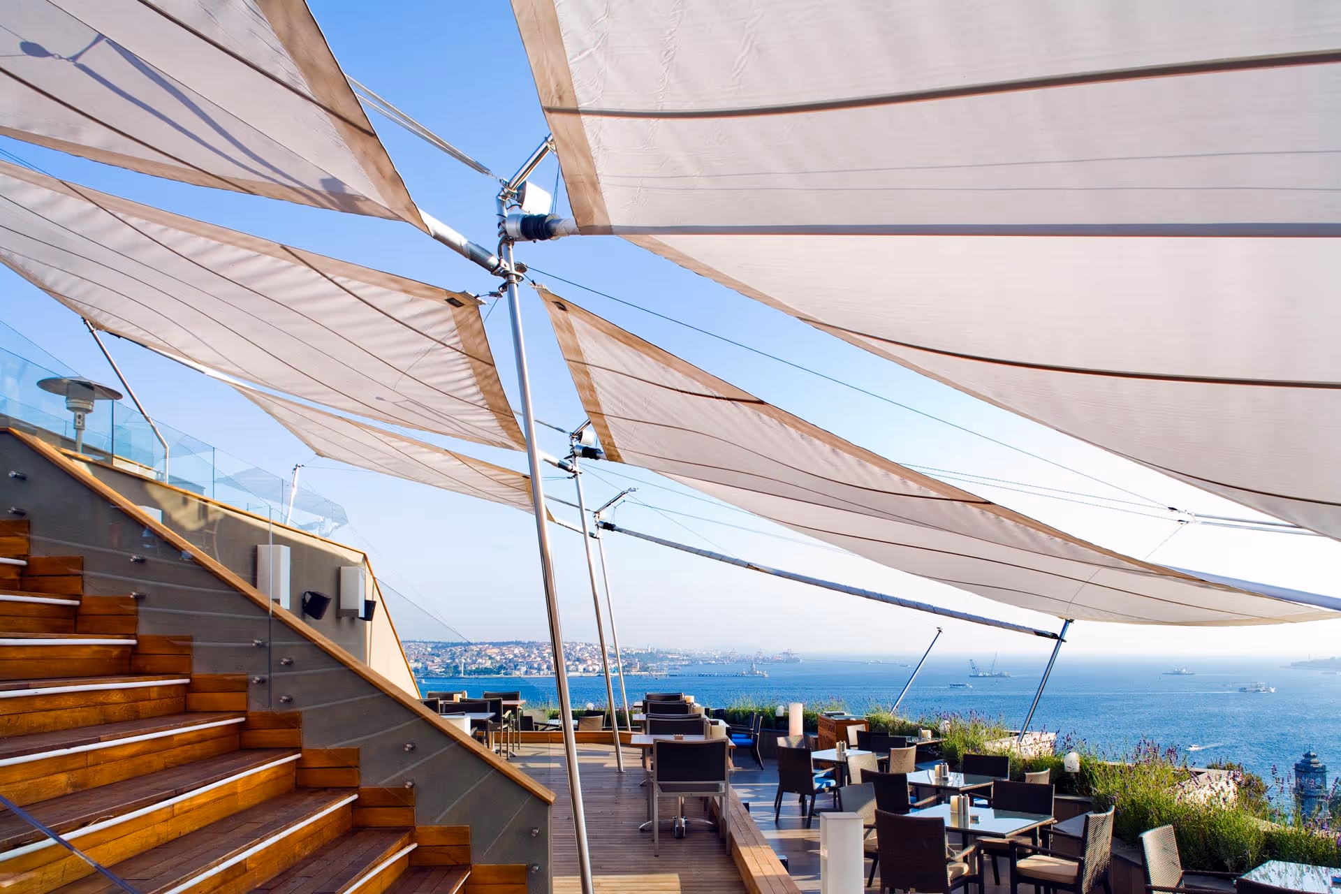 Ein toller Blick auf den Bosphorus - die Dachterrasse des Swissotel wurde mit 12 SunSquare Sonnensegeln - bereits 2007 - ausgestattet.