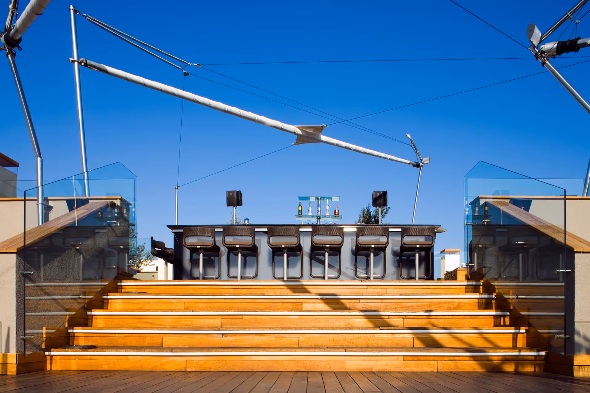 So unscheinbar sind die SunSquare Sonnensegel, wenn sie geschlossen sind. Hier auf der Dachterrasse im Swissotel in Instanbul.
