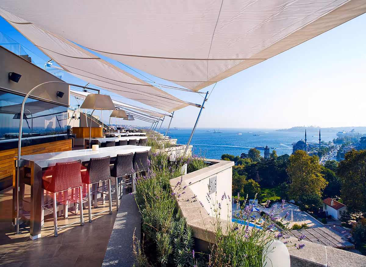Ein toller Blick auf den Bosphorus - die Dachterrasse des Swissotel wurde mit 12 SunSquare Sonnensegeln ausgestattet.