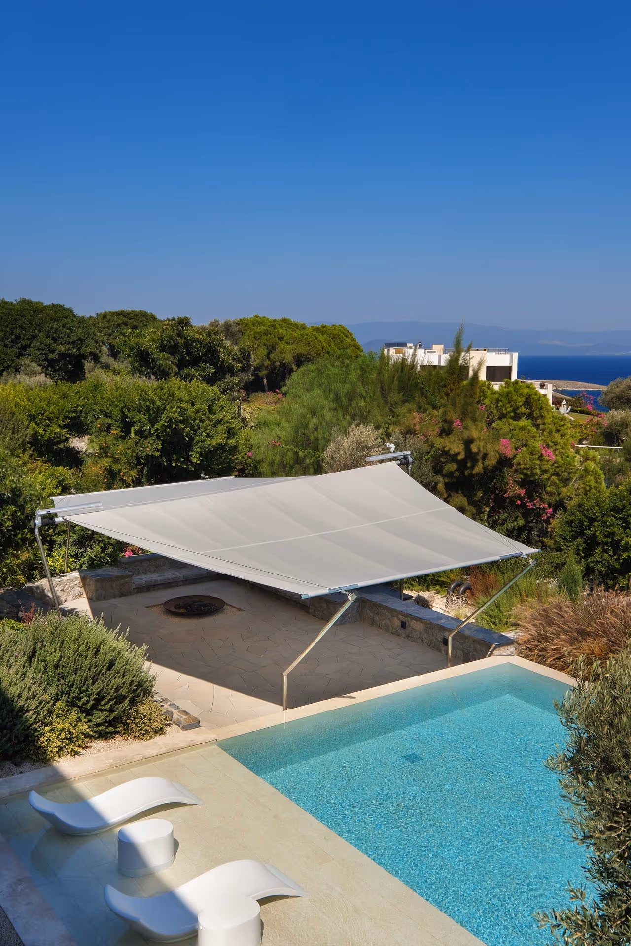 Blick von oben auf das SunSquare Rechtecksegel mit secks Befestigungspunkten in Bodrum.