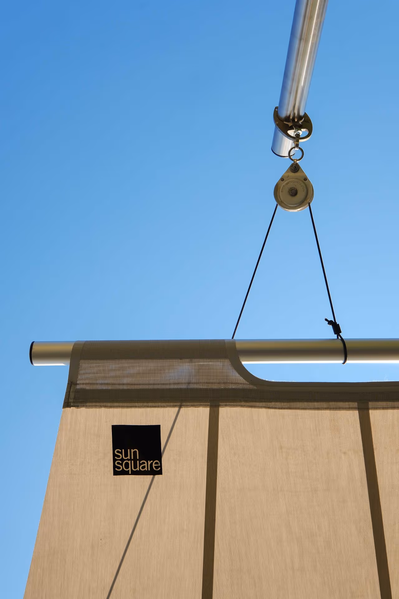 Nahaufnahme des Segelendes mit SunSquare Logo.