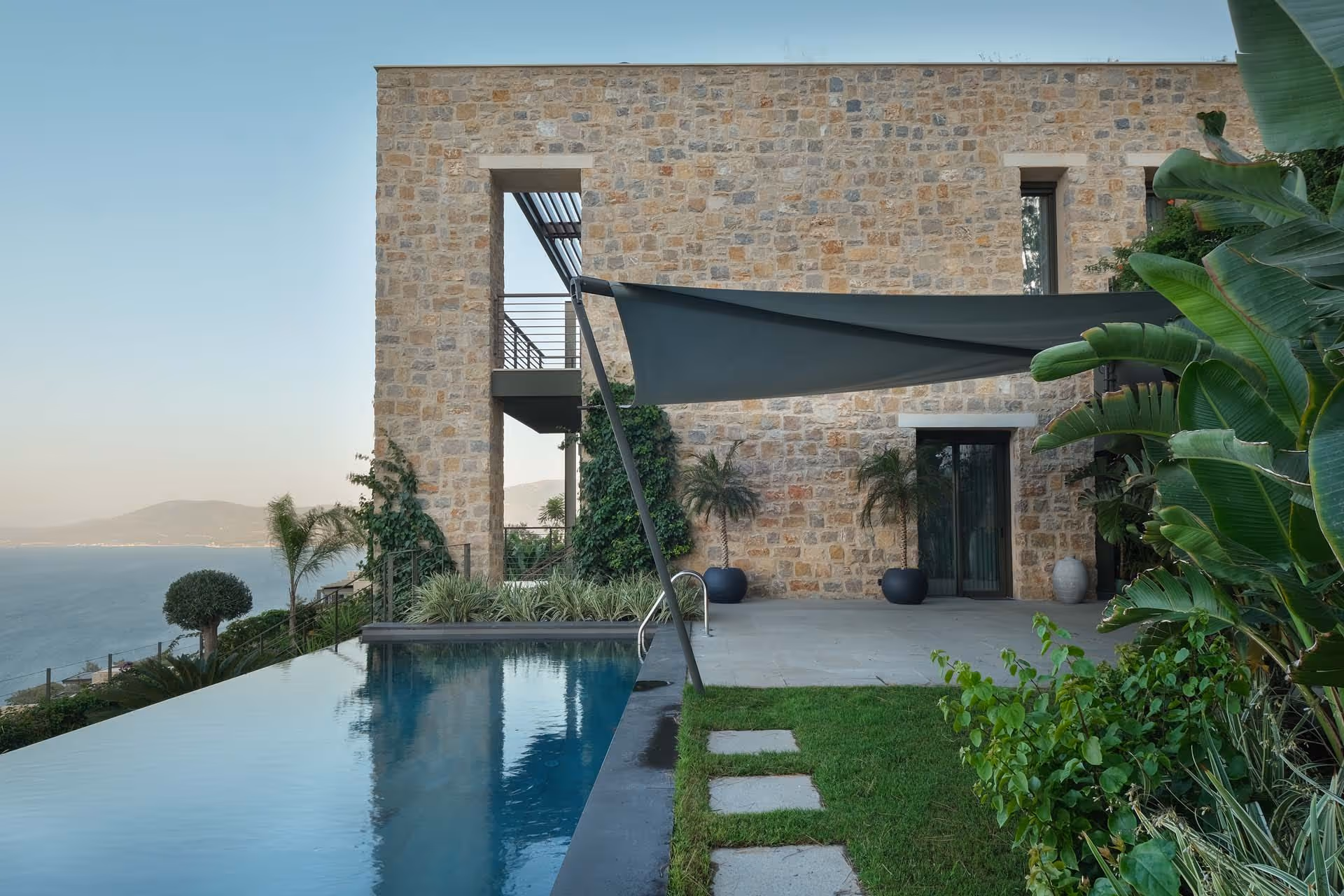 Perfekte Harmonie. Ein gelungenes Gesamtprojekt - Garten mit Pool und SunSquare Segel, passend zum Aritektenhaus.