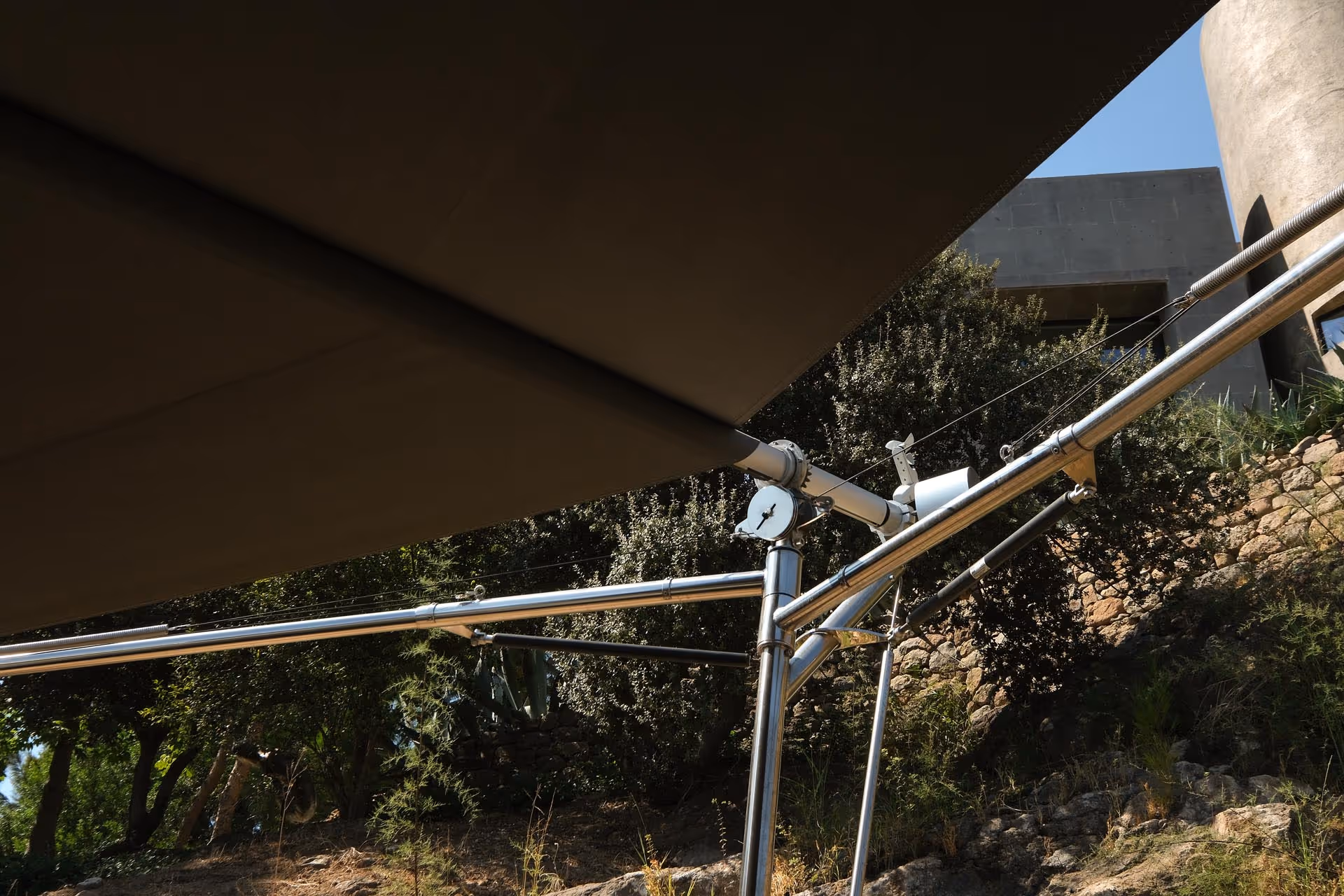 Das intelligente Armsystem des FOLD & ROLL sorgt bei zu heftigem Wind für das automatische Schließen des Segelschirms.