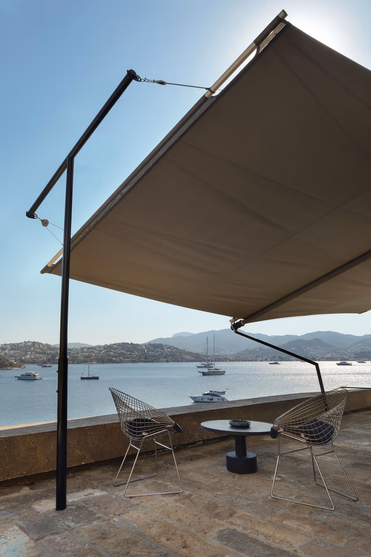 Spezialprojekt mit T-Stützen und Knickstützen, die über die Terrassenfläche hinausragen und damit ein größeres Tuch ermöglichen. SunSquare Know-how.