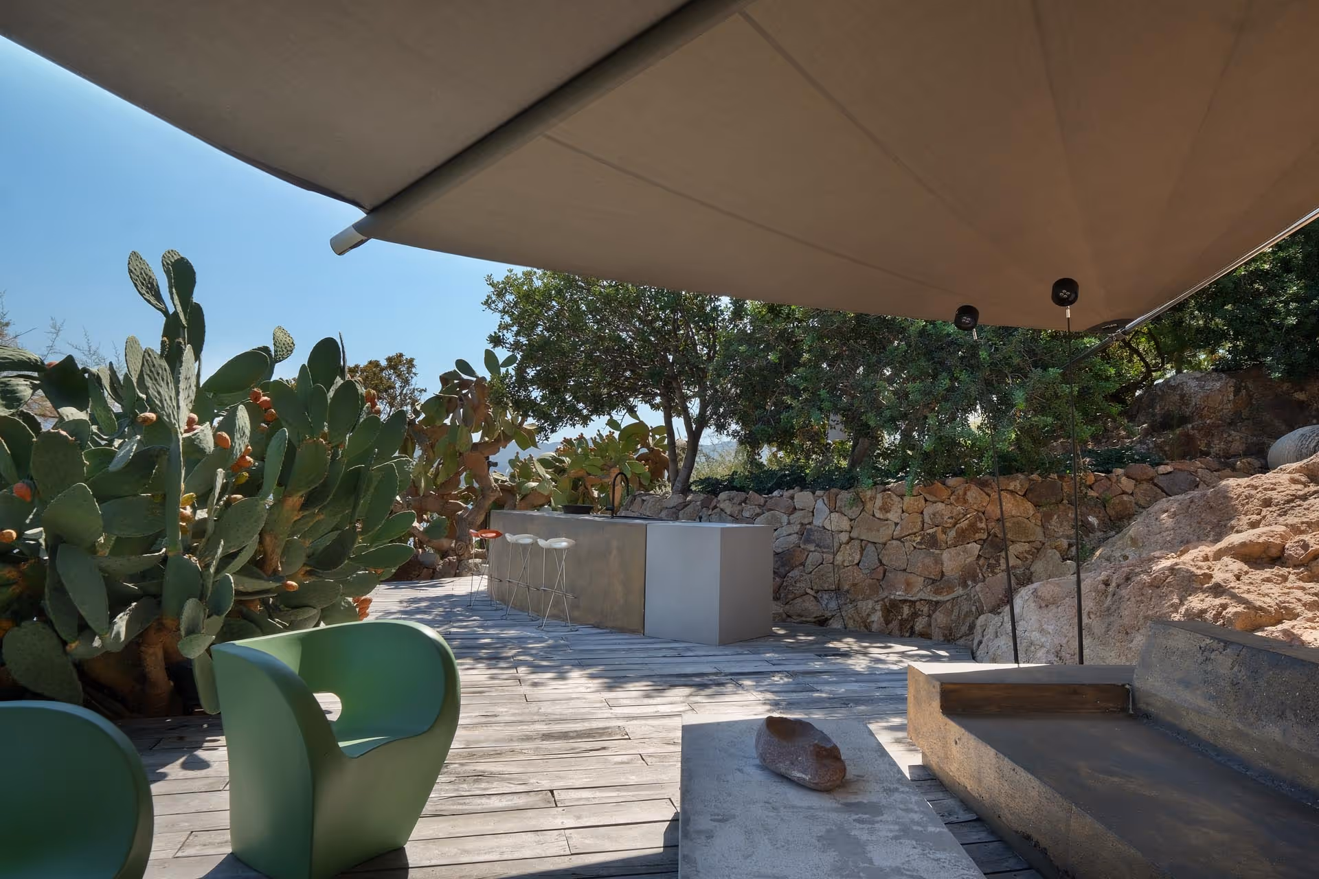 Ein netter Sitz und Liegebereich nahme dem Meer mit SunSquare FOLD & ROLL versehen.