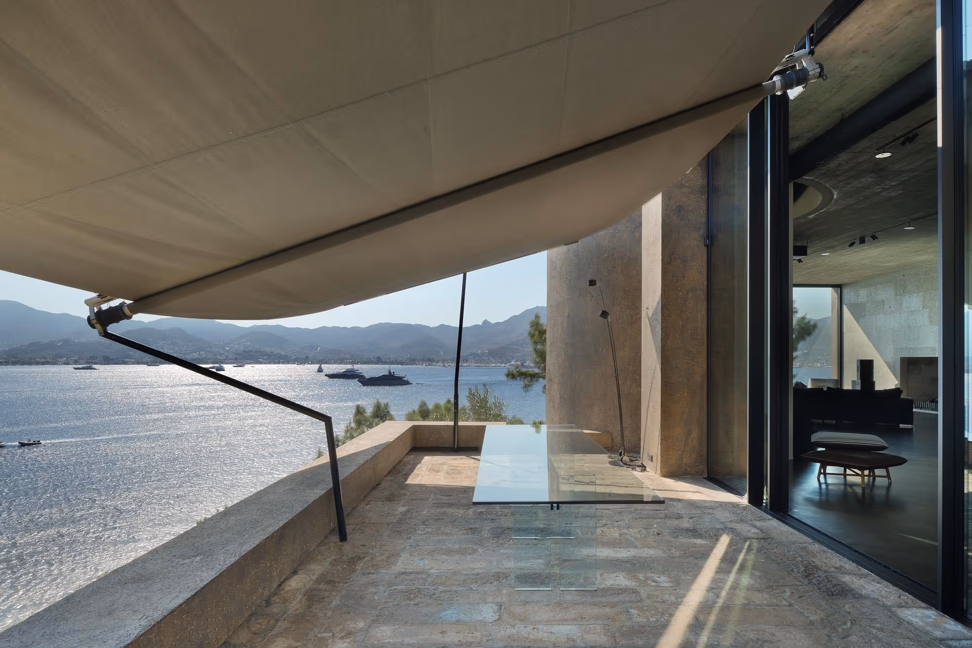 Imposante Größe - ein Blick, unter dem SunSquare Sonnensegel stehend hinaus aufs weiter Meer.