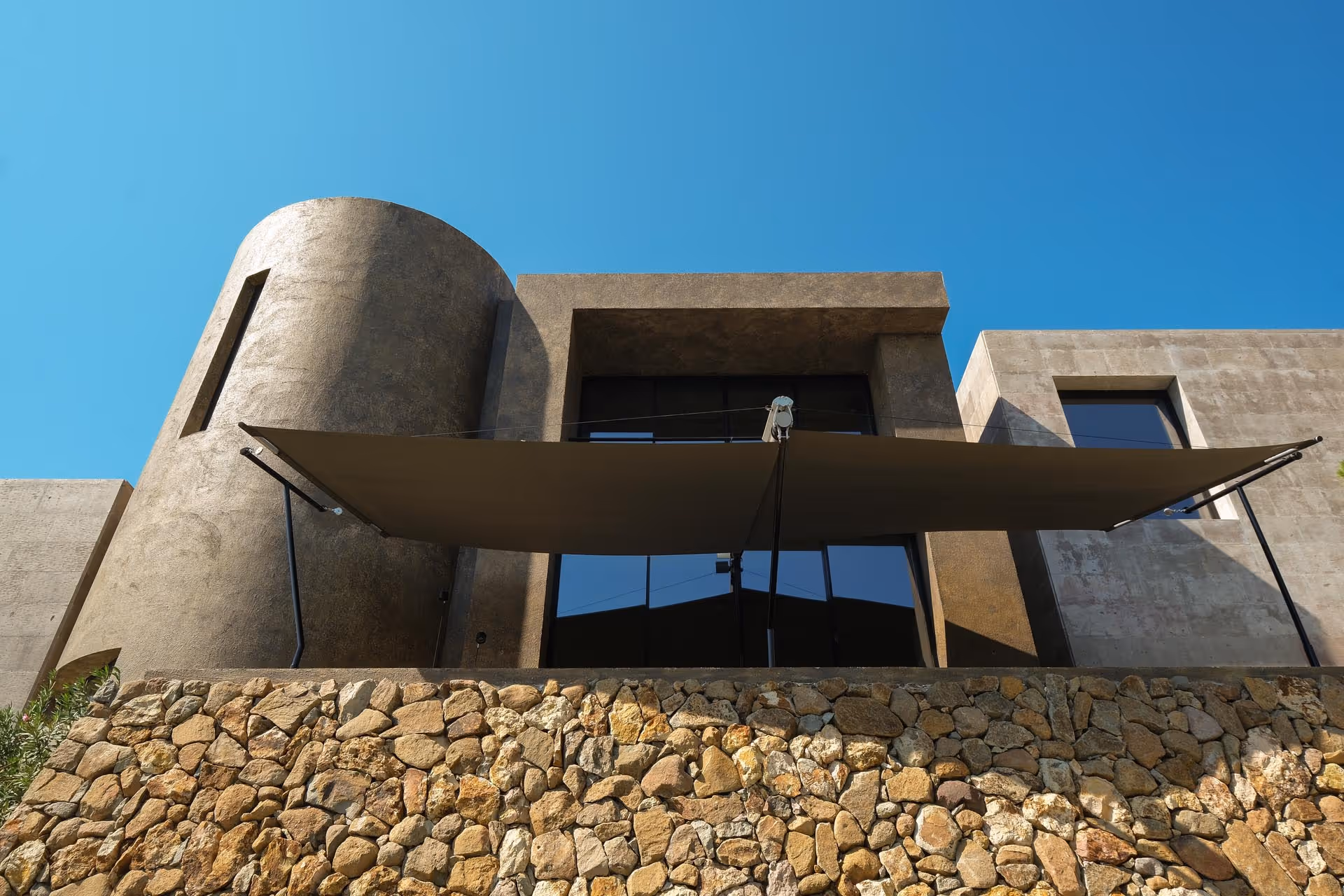 Die Tuchwelle hat eine stärkere Neigung, um den F-Punkt weiter nach unten zu bringen und damit tiefstehende Sonne abzuhalten.