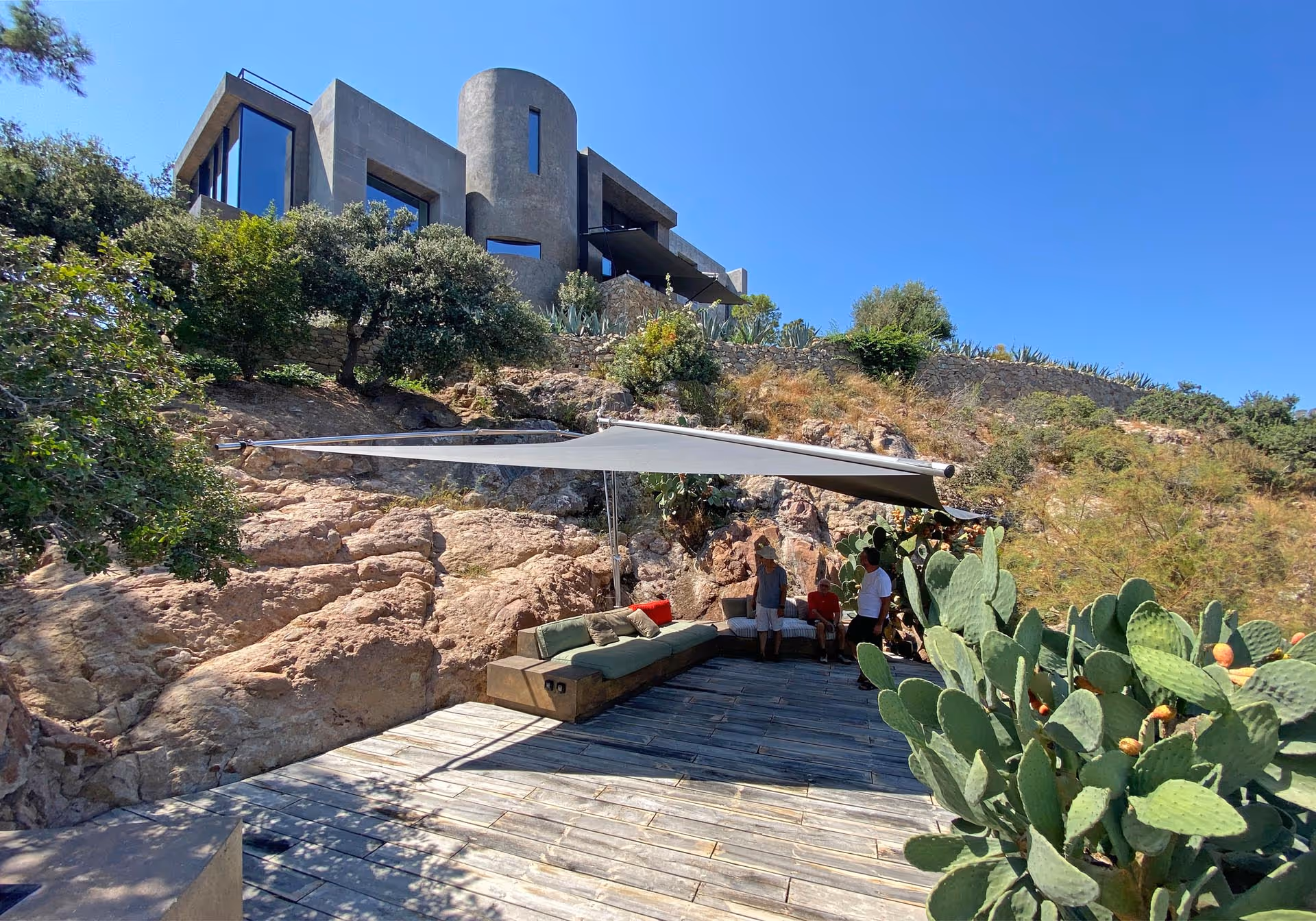 Ein Blick von weiter weg auf den SunSquare FOLD & ROLL Segelschirm in Bodrum am Meer.