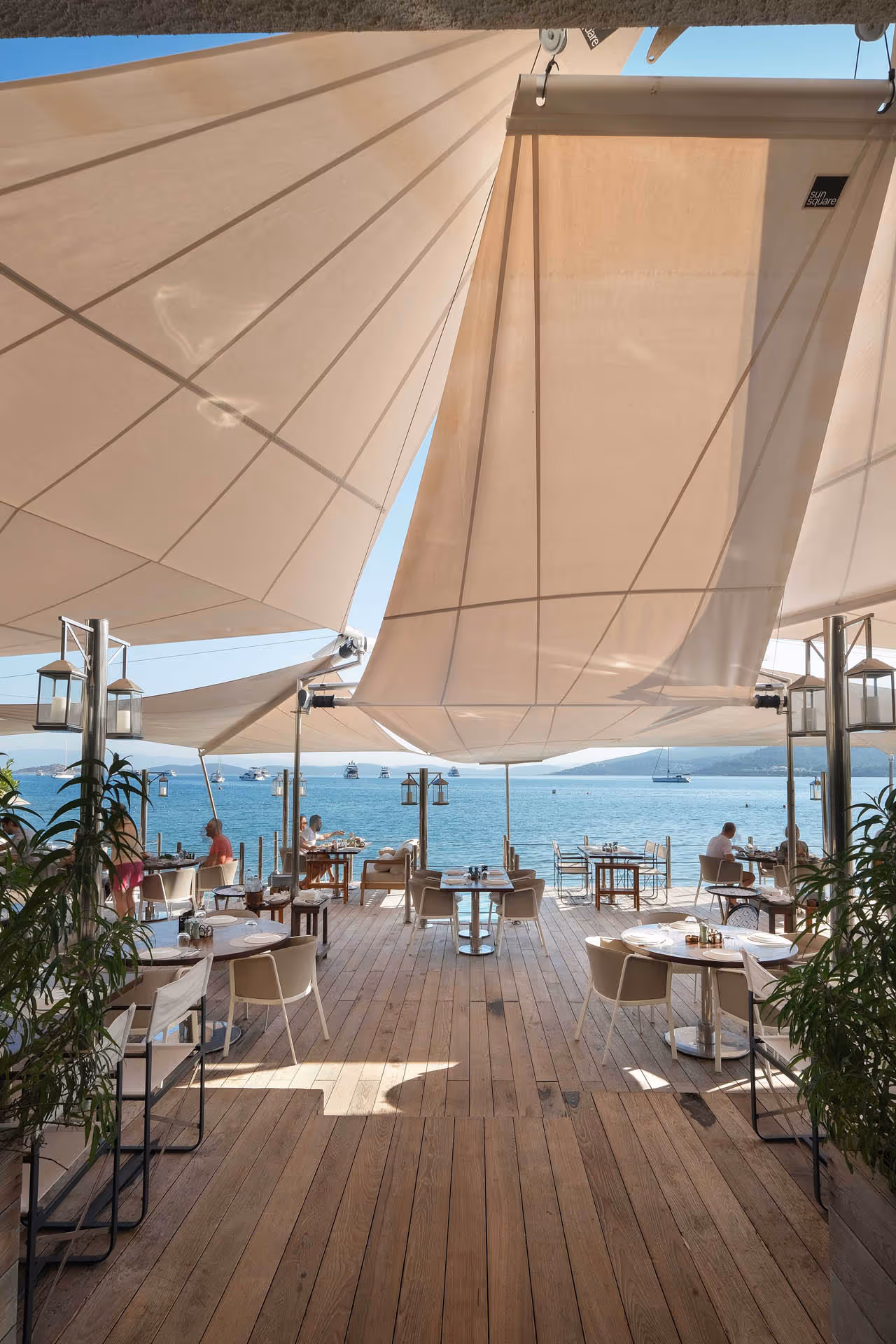 Sechs Dreicksegel und eine beidseitige Rechteckanlage sorgen für Schatten im Voyage Torba Hotel in Bodrum.