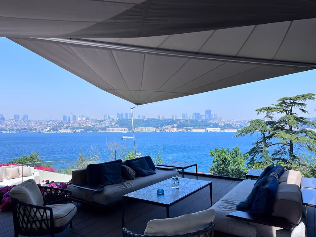 Sunsquare-Strahlensegel in Sattler 314-083 – funktionaler Wetterschutz mit mediterranem Flair.