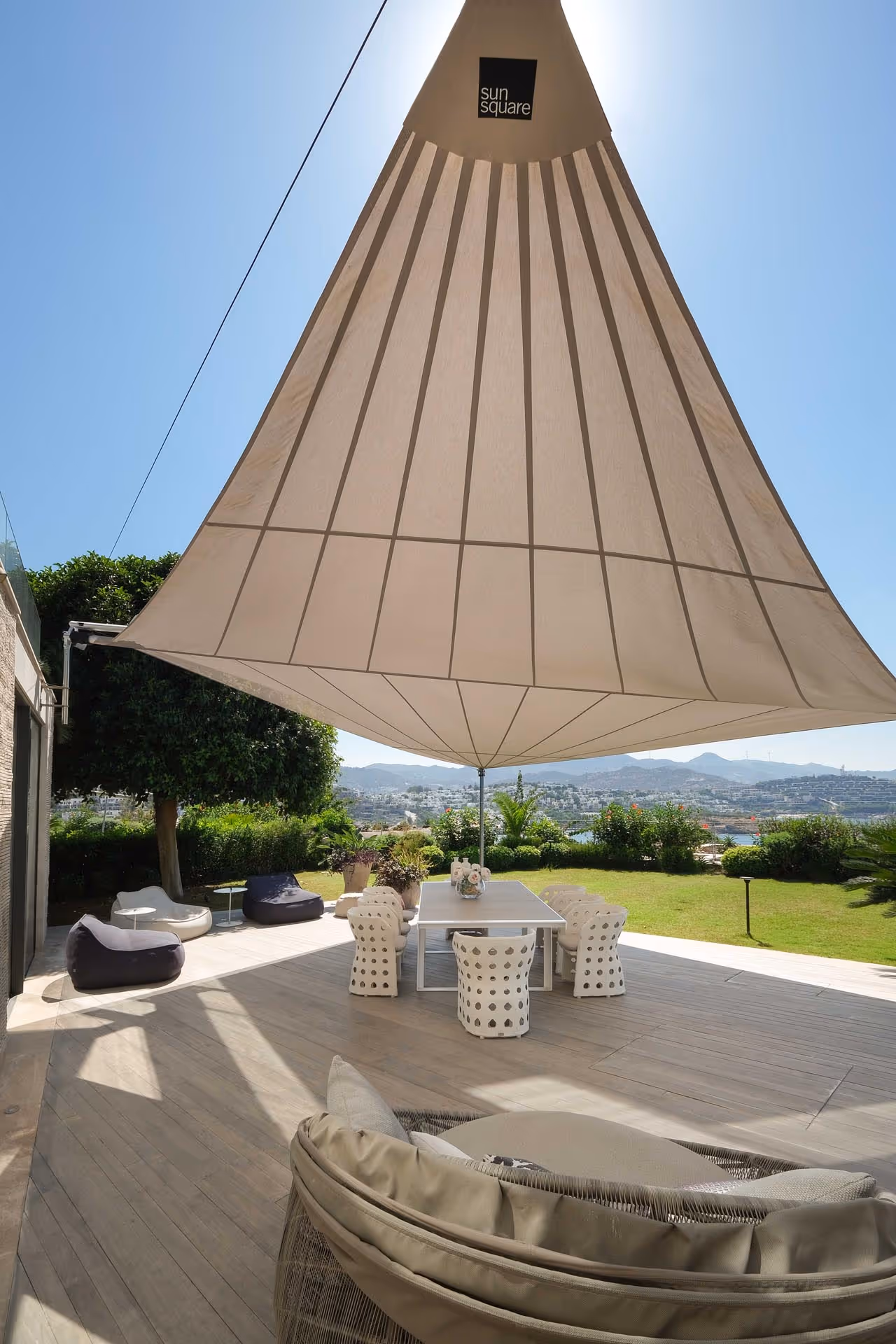 Das Segel schützt vor der Sonne und vor Regen.