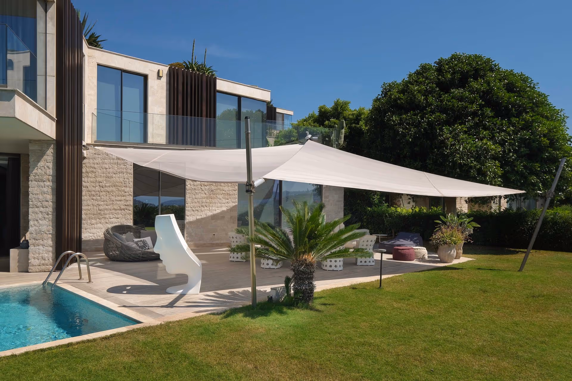 Hier erkennt man die Höhenverstellung am Loslager. Dadurch wird das Absenken der Tuchwelle ermöglicht.