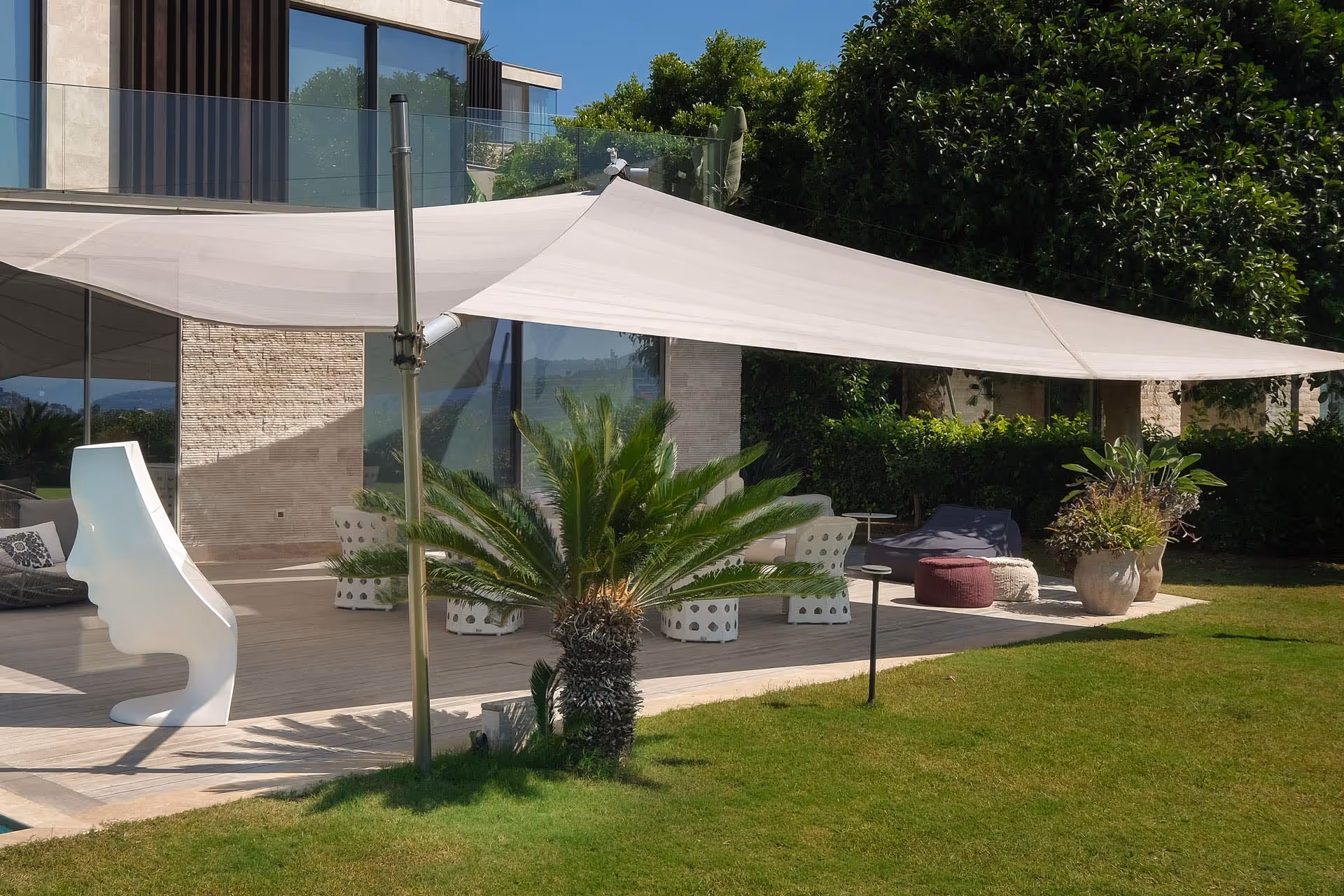 Detailansicht des Höhenverstellers am Loslager, um die Tuchwelle verstellen zu können – für optimalen Schattenverlauf am Nachmittag.