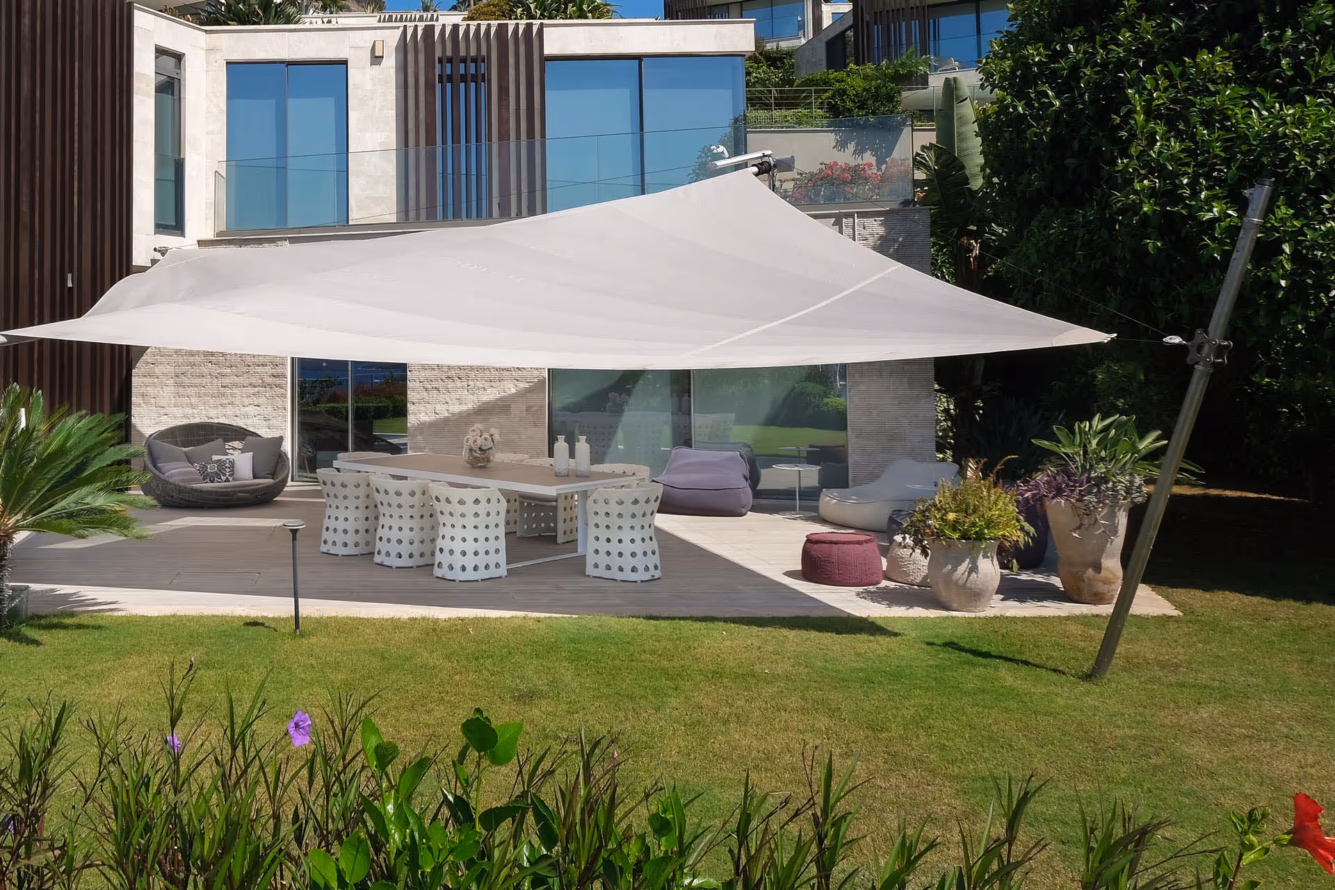 Elegante Sonnenschutzlösung mit verstellbarer Welle – Design und Technik in perfekter Harmonie.