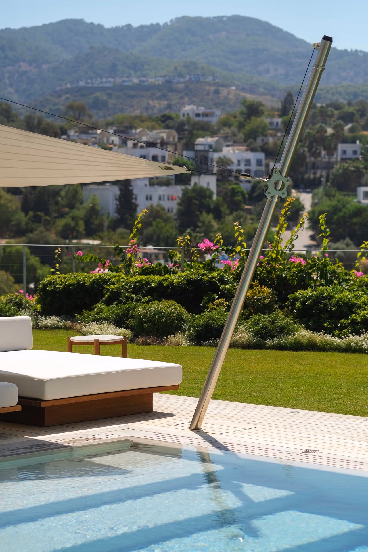 Detailaufnahme des SunSquare Höhenverstellers, der elektrisch betrieben wird und per Handsender zu verstellen ist.