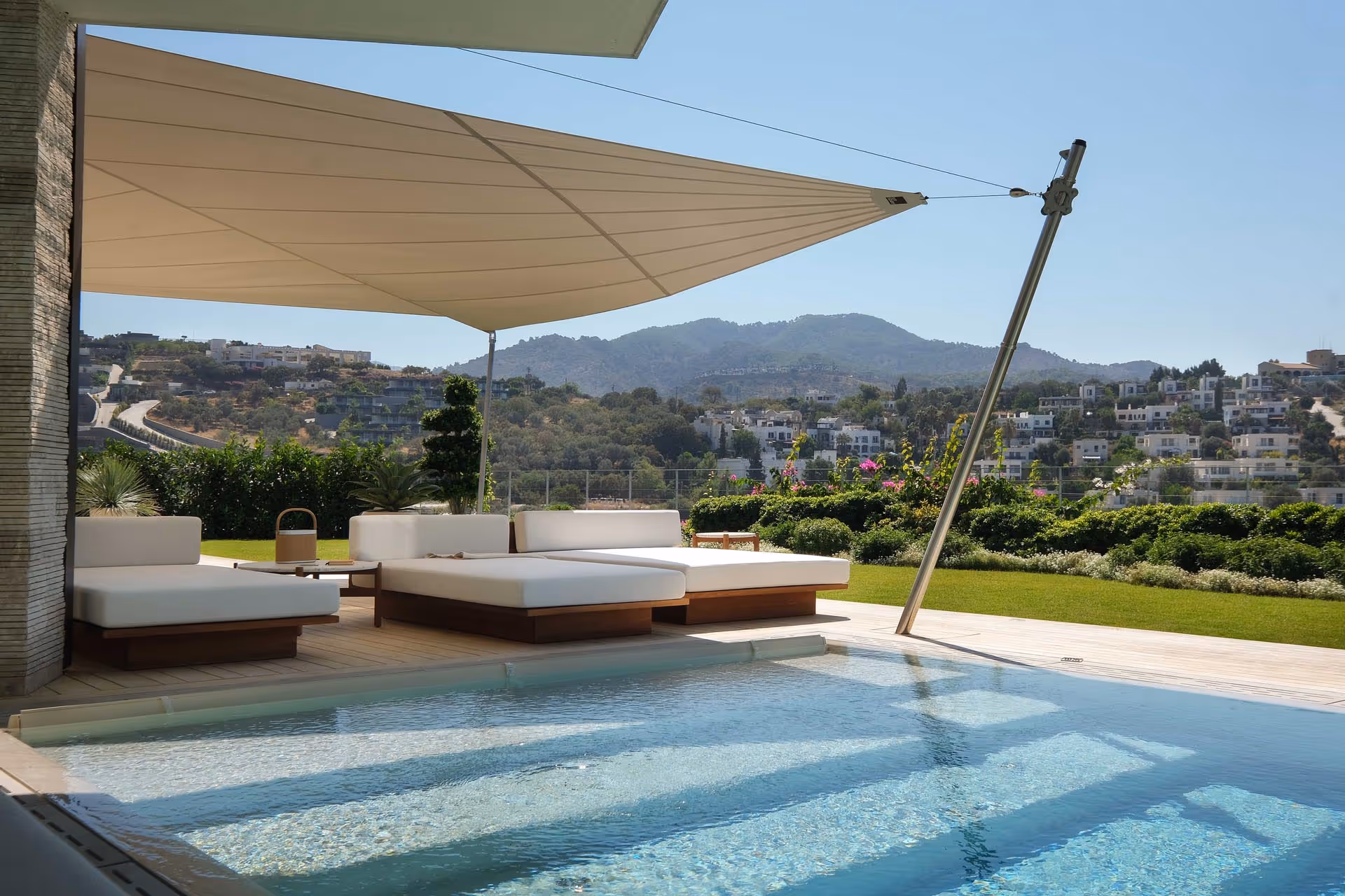 Der Pool wird von dem Sonnensegel mit beschattet. 